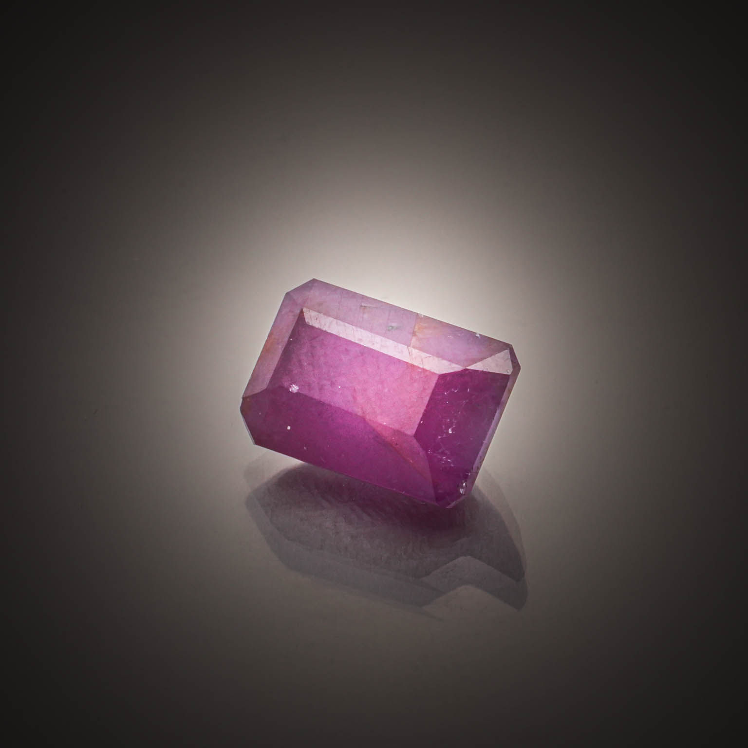 Grenat rhodolite ovale sur papier. - Lazuli