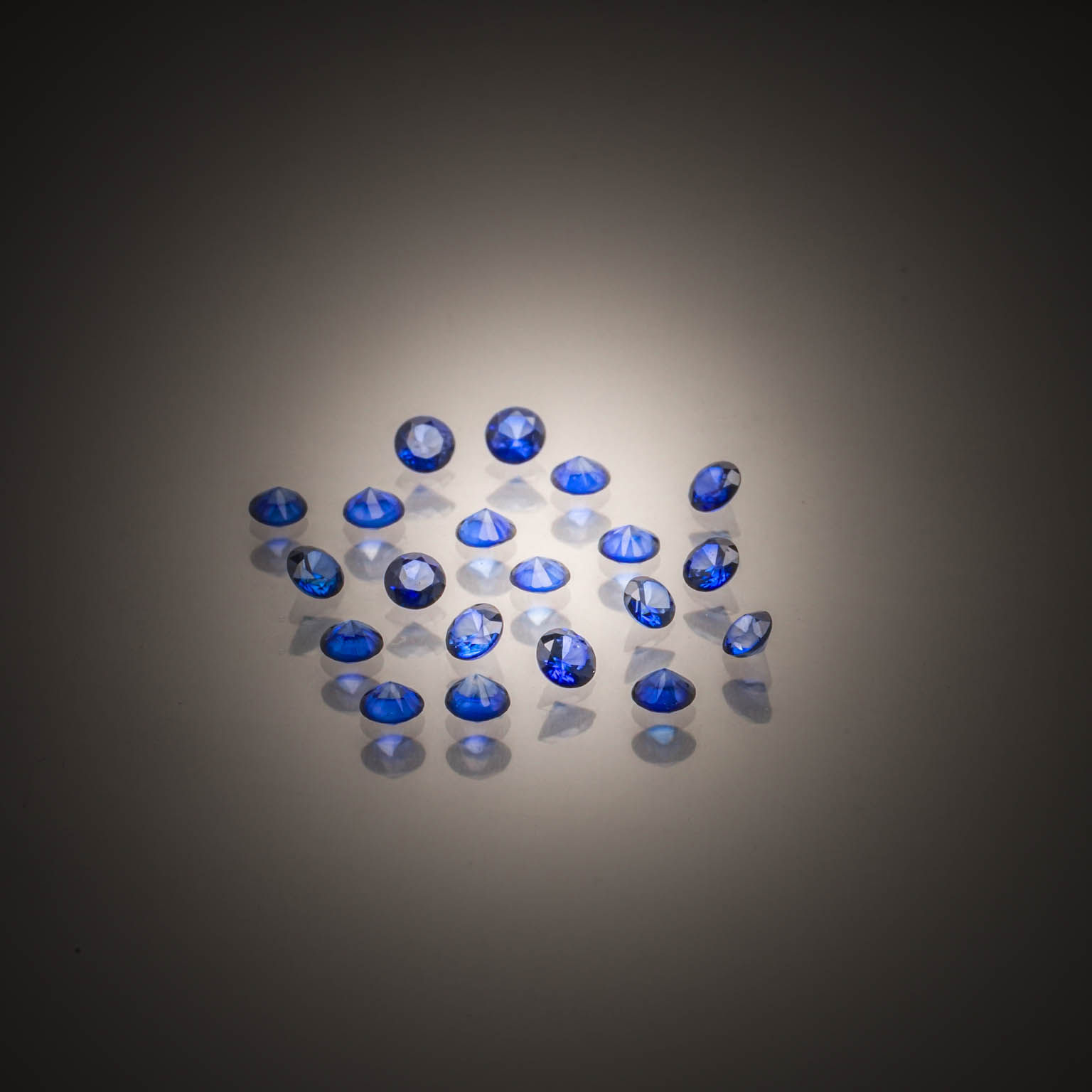 Lot de saphirs ronds sur papier. - Lazuli