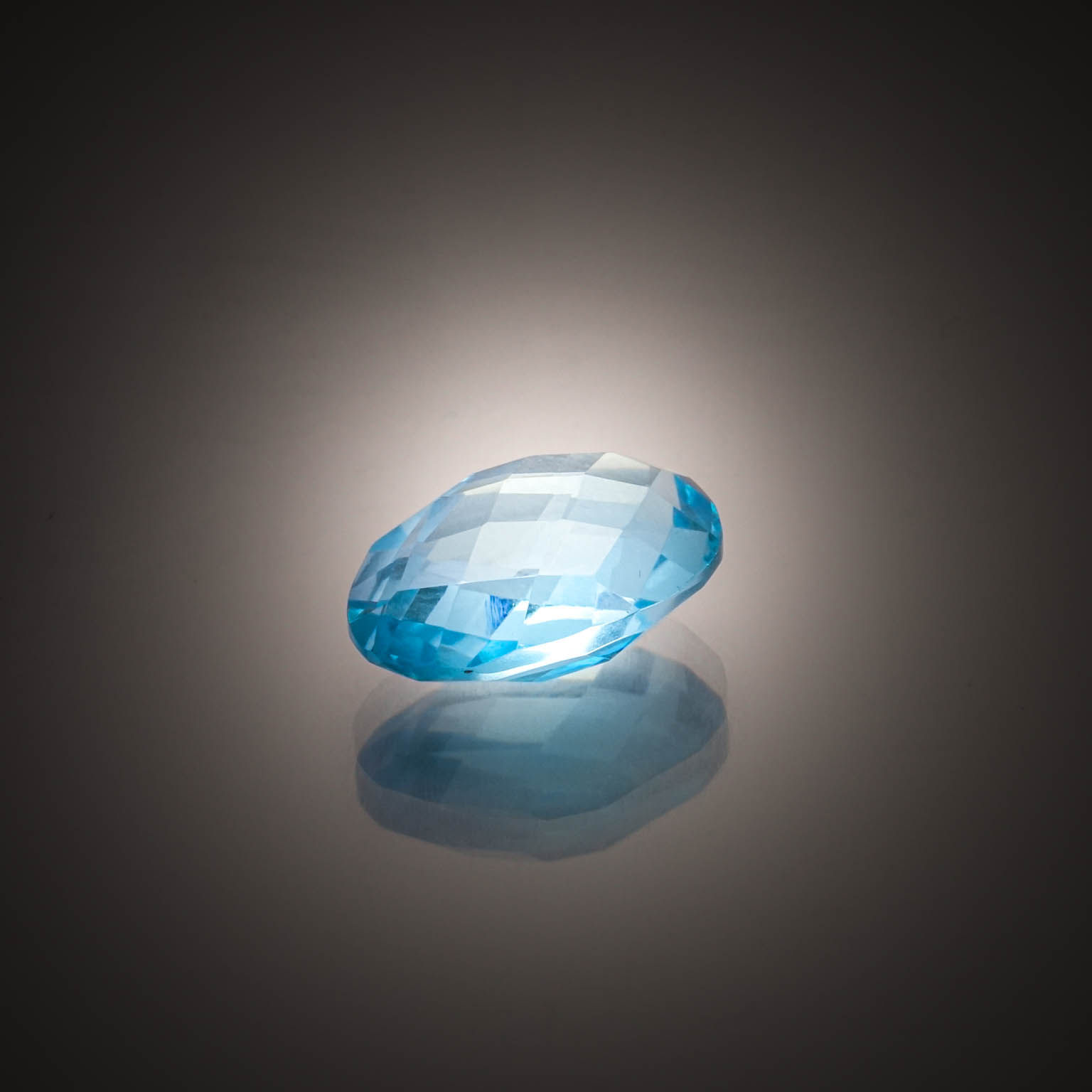 Lot de deux péridots coussins sur papier. - Lazuli
