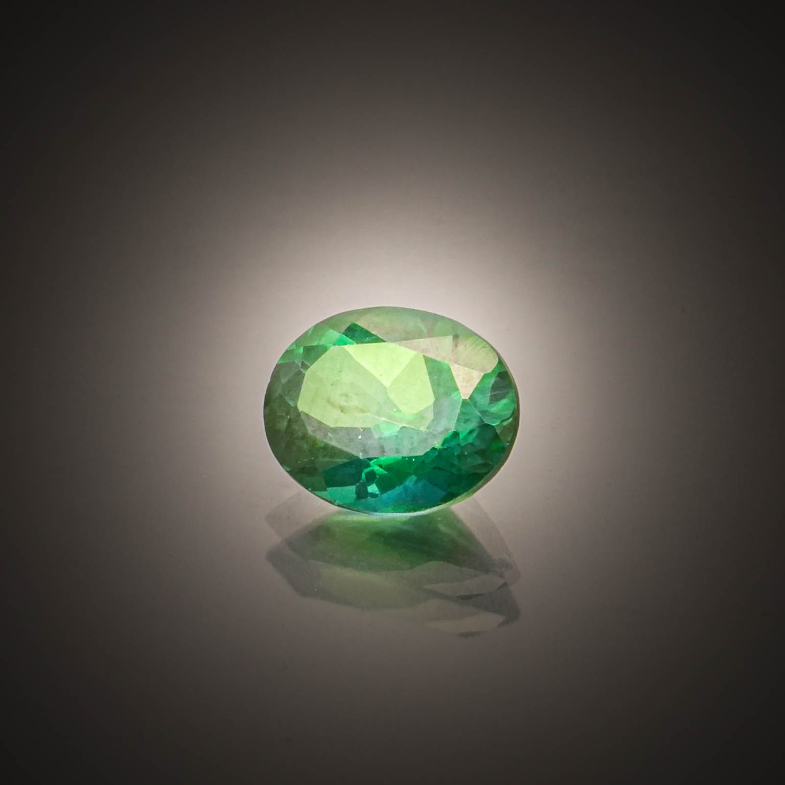 Topaze verte ovale sur papier. - Lazuli