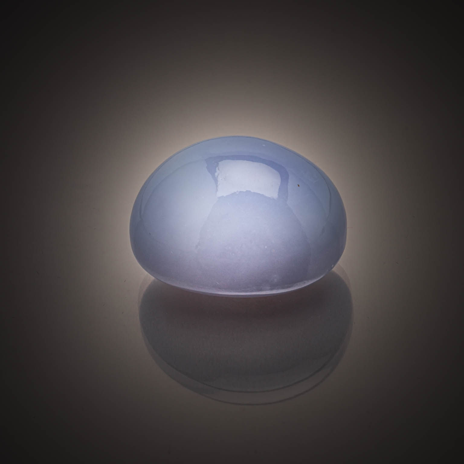 Calcite bleue ovale cabochon sur papier. - Lazuli
