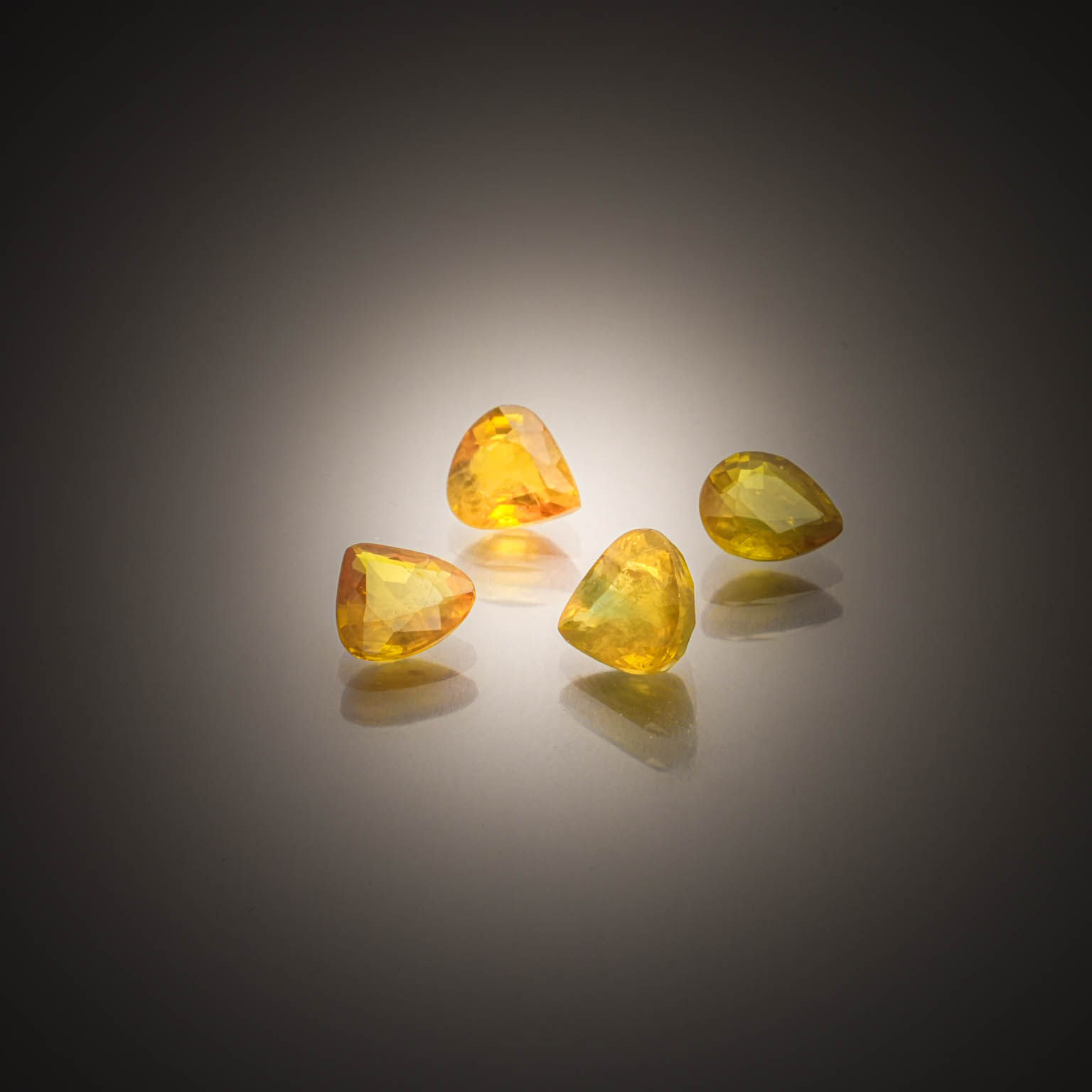 Lot de quatre saphirs jaunes/verts poires sur papier. - Lazuli