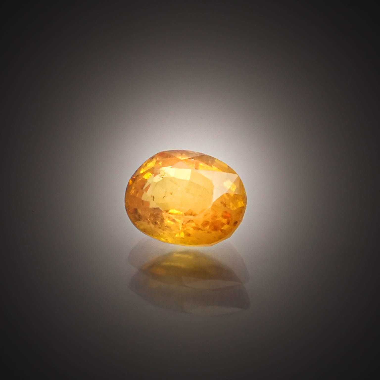 Saphir jaune ovale sur papier. - Lazuli