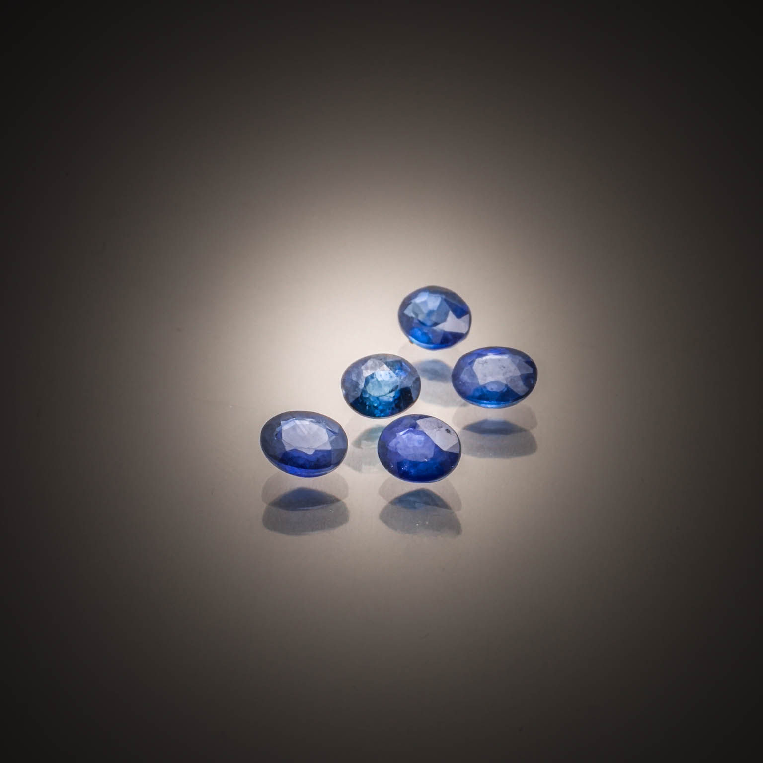 Lot de cinq saphirs ovales sur papier. - Lazuli