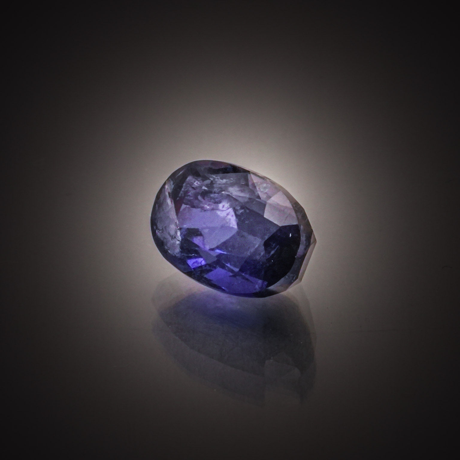 Iolite ovale sur papier - Lazuli