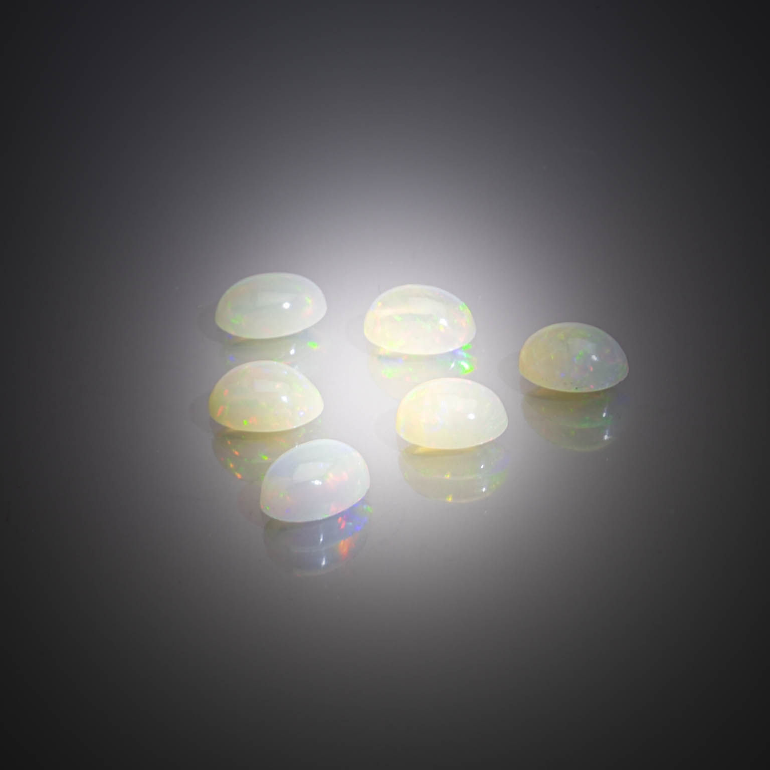 Lot de six opales ovales cabochons sur papier. - Lazuli