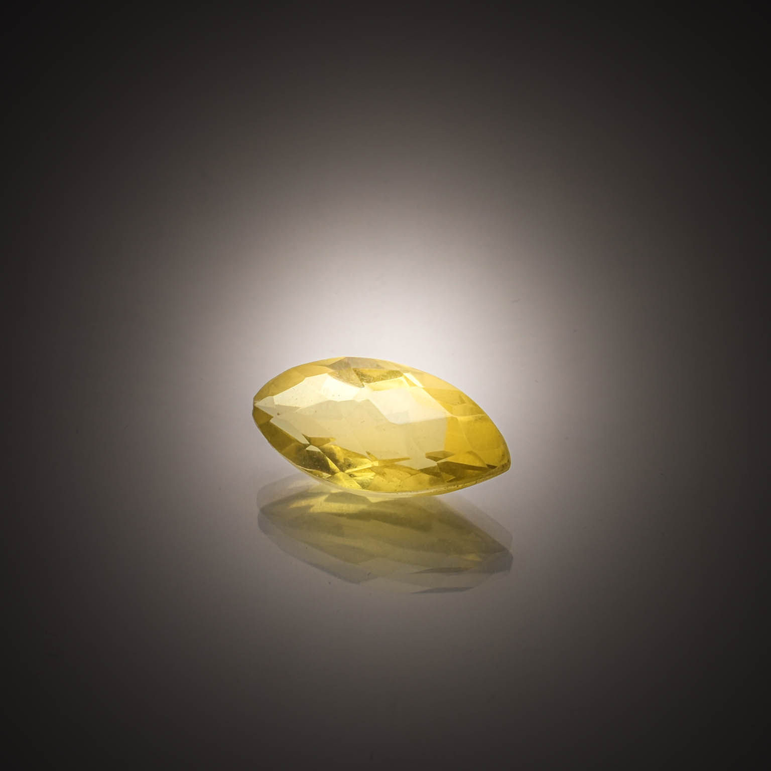 Quartz lemon marquise sur papier. - Lazuli