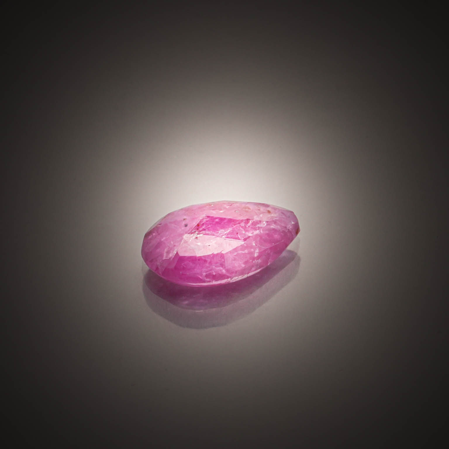 Rubis poire sur papier. - Lazuli