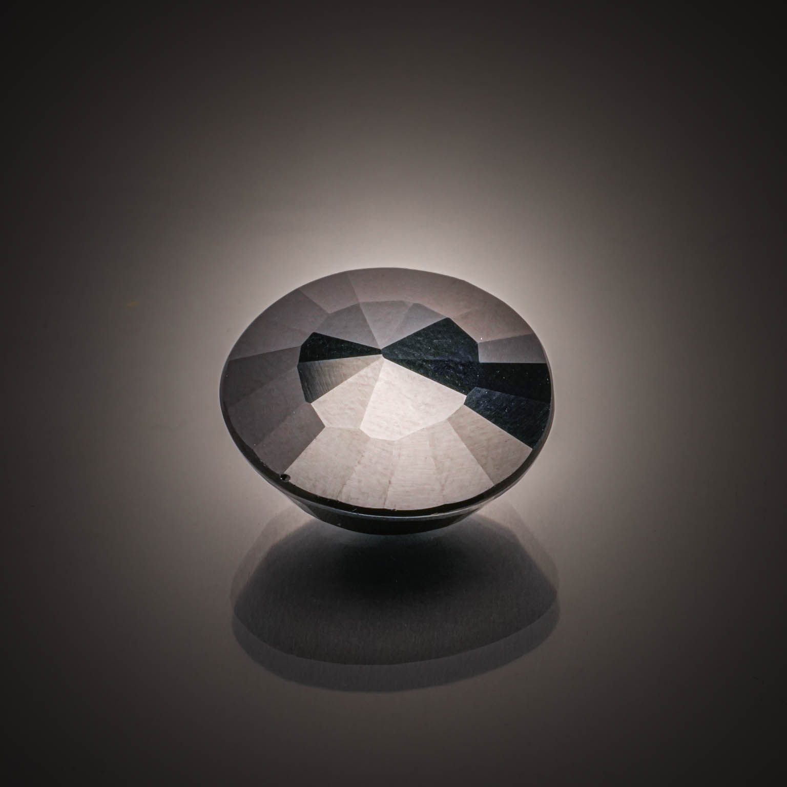Spinelle noir rond sur papier. - Lazuli