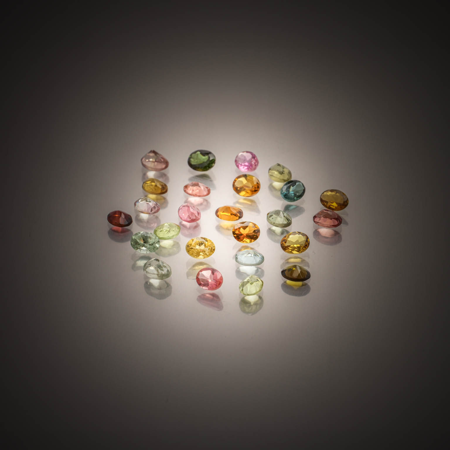 Lot de tourmalines rondes sur papier. - Lazuli
