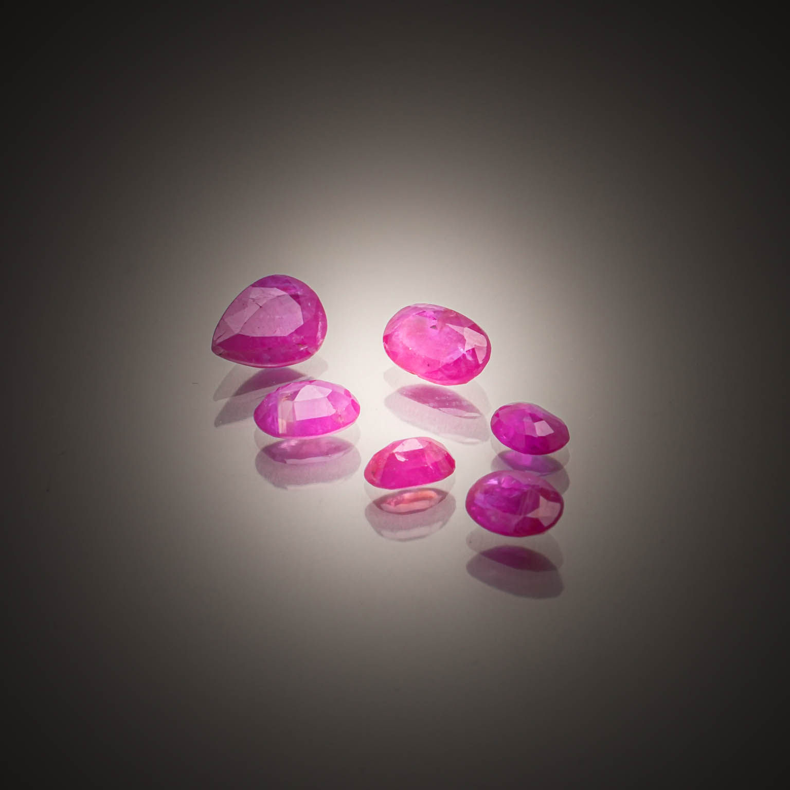Appairage d&rsquo;opales ovales cabochons sur papier. - Lazuli