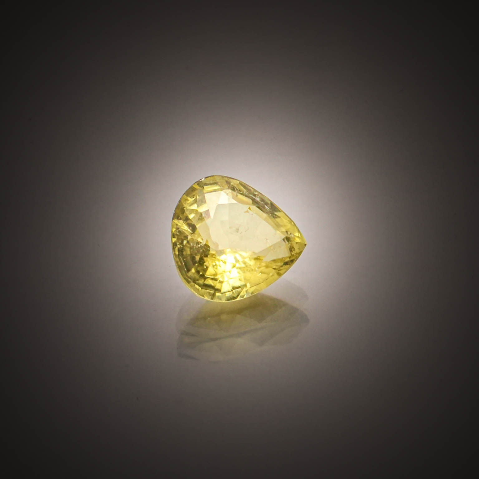 Saphir jaune ovale sur papier. - Lazuli