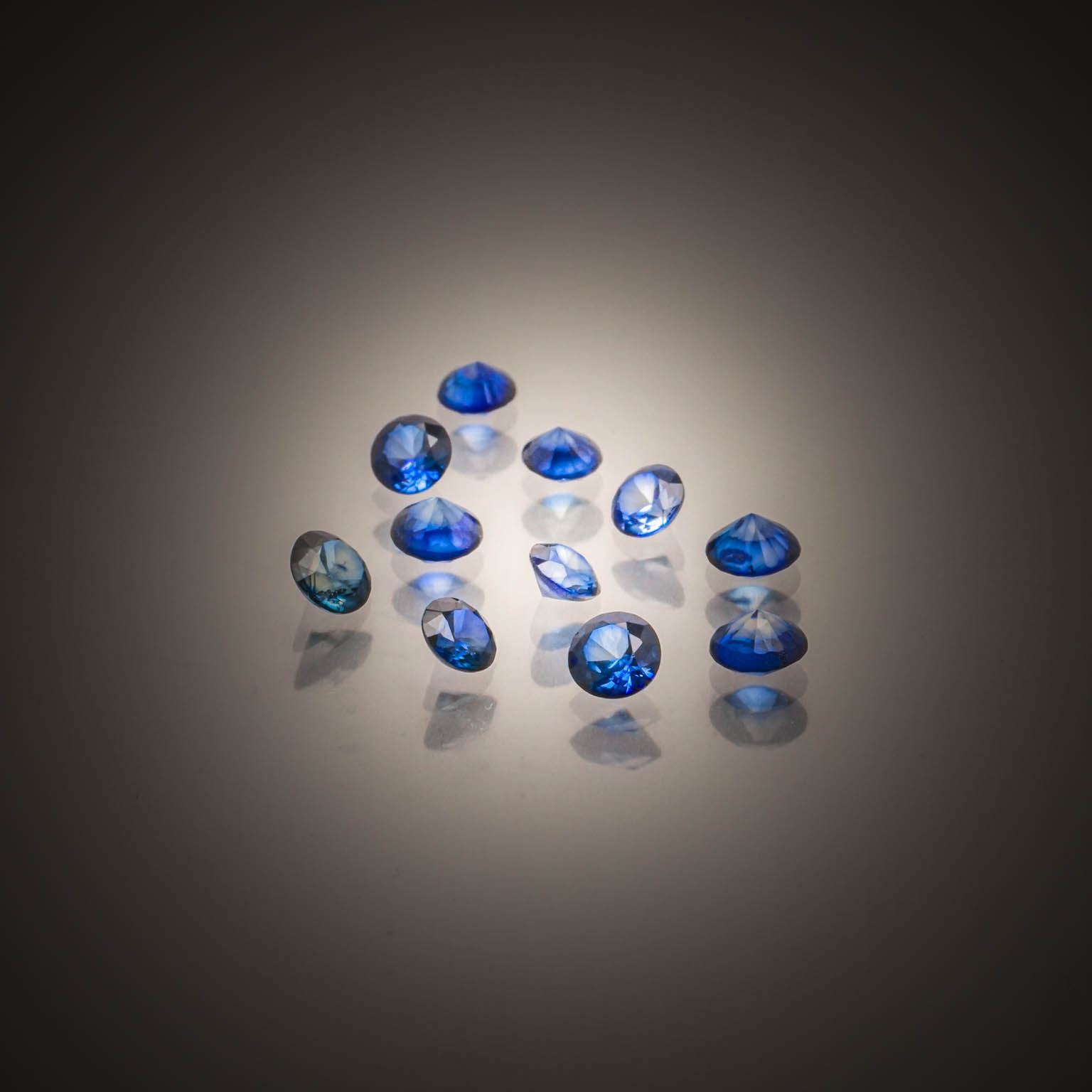 Lot de six opales ovales cabochons sur papier. - Lazuli
