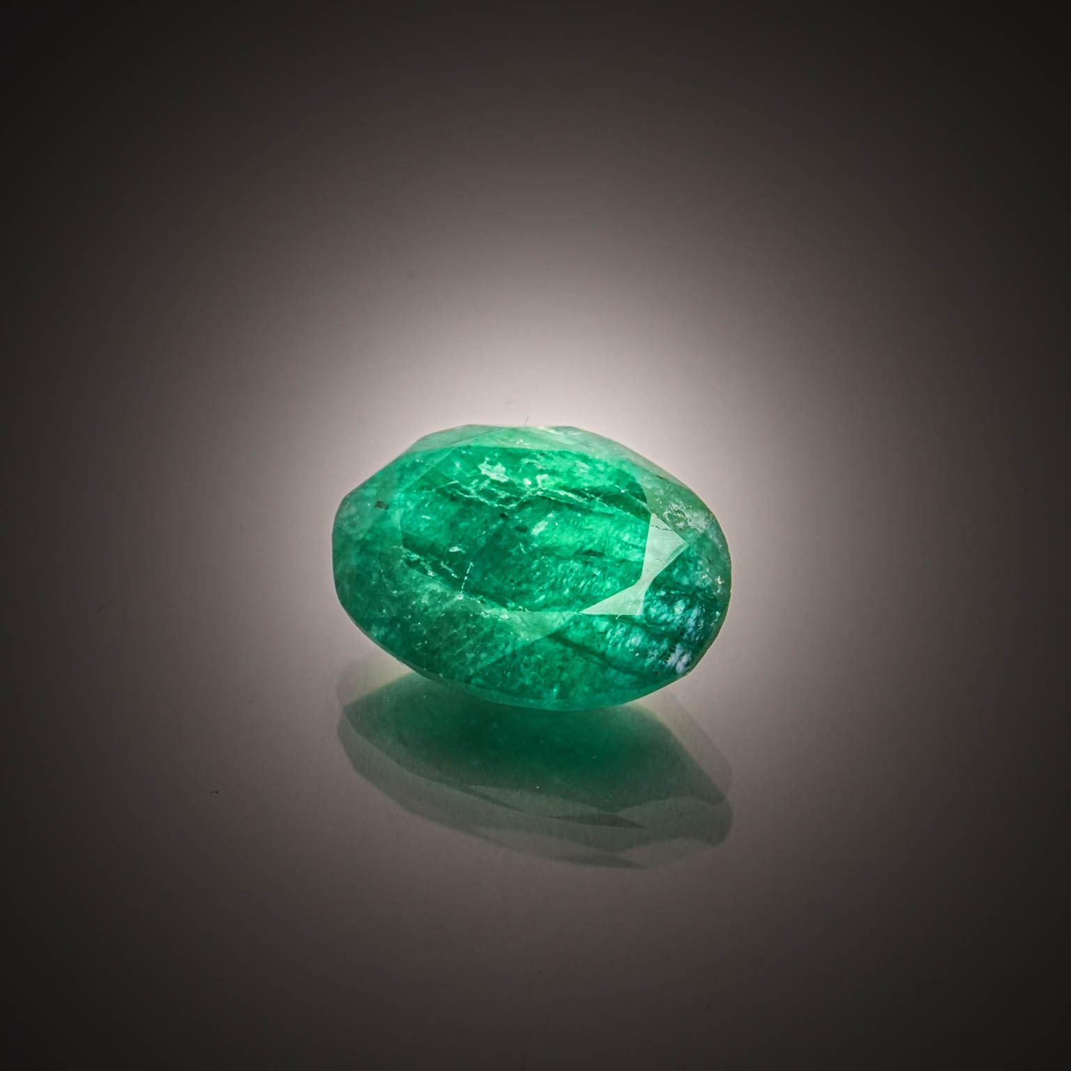 Topaze verte ovale sur papier. - Lazuli