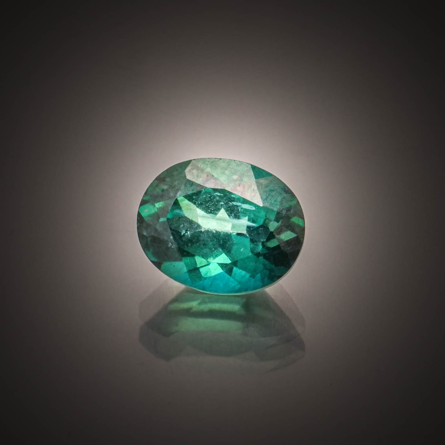 Topaze verte ovale sur papier. - Lazuli