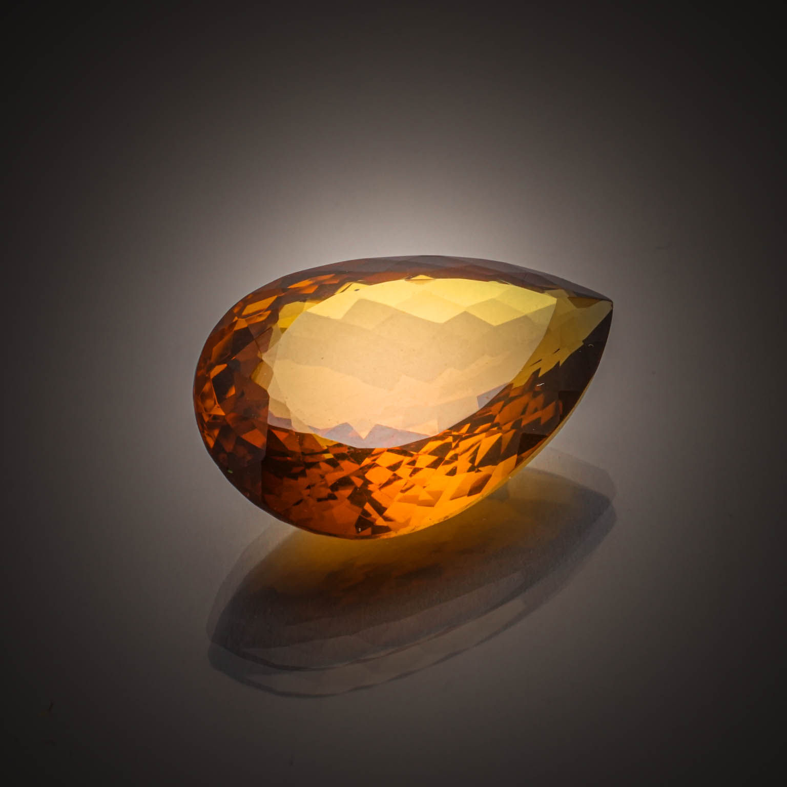 Prasiolite ronde sur papier. - Lazuli