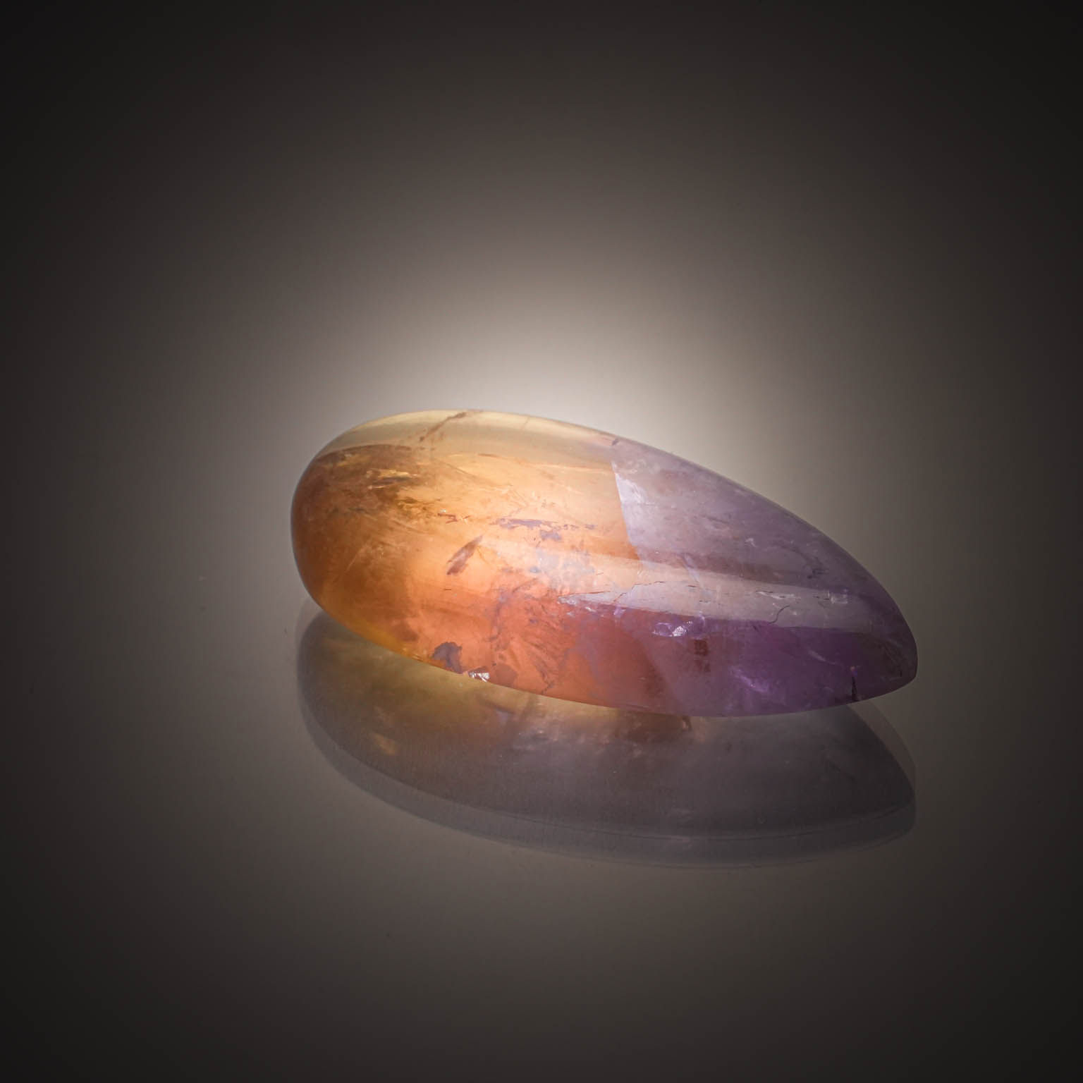 Amétrine poire cabochon sur papier. - Lazuli