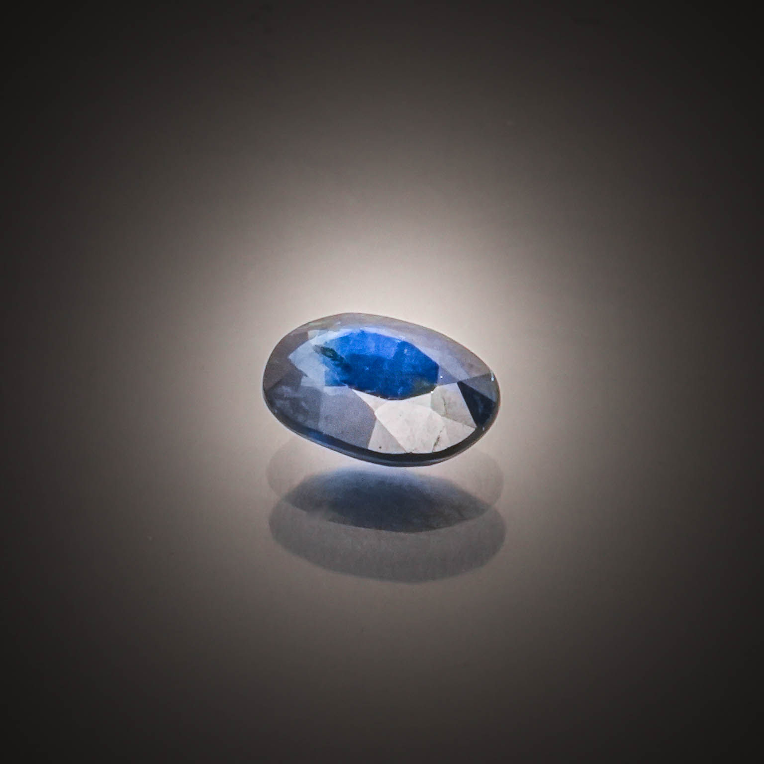 Rubis poire sur papier. - Lazuli