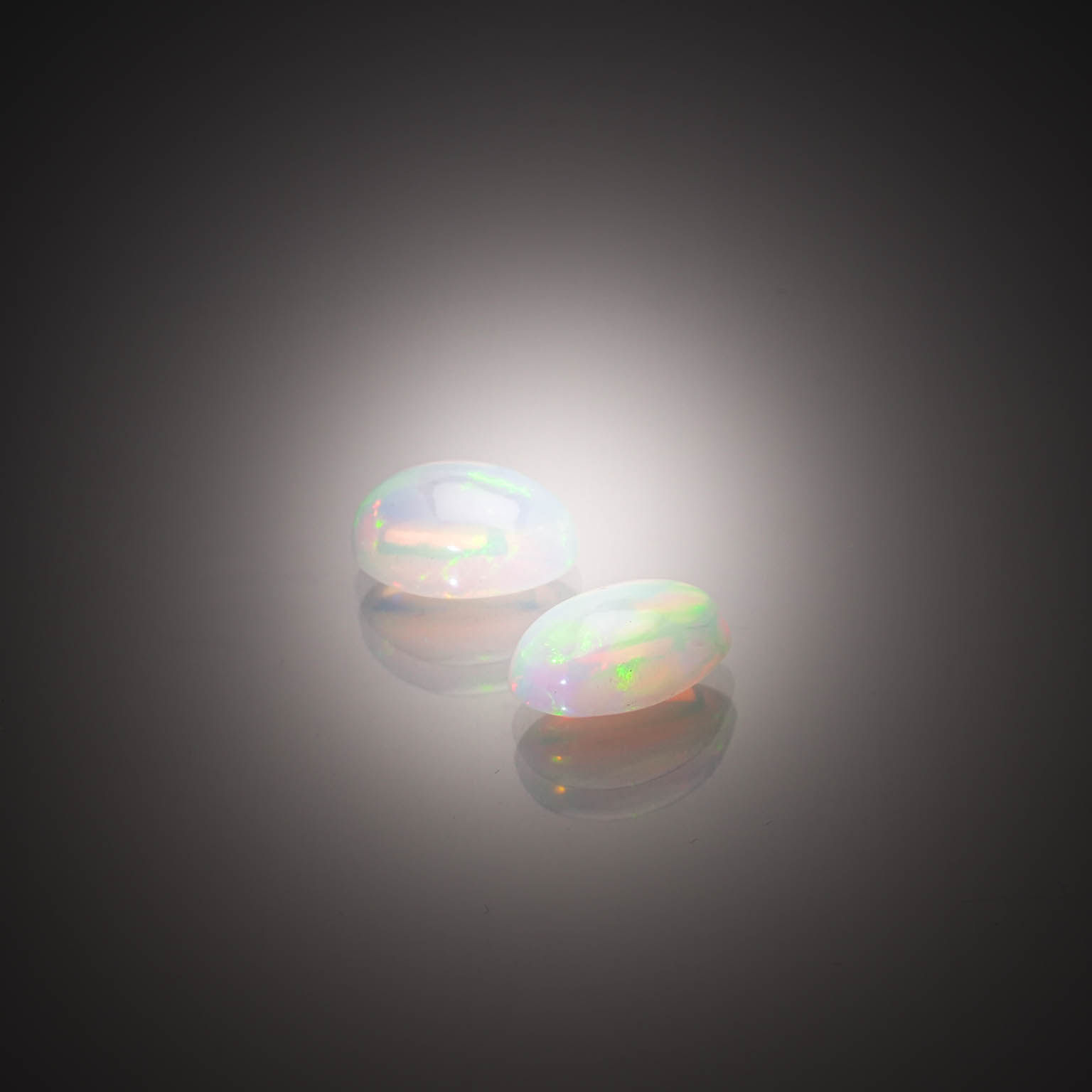 Appairage d&rsquo;opales ovales cabochons sur papier. - Lazuli