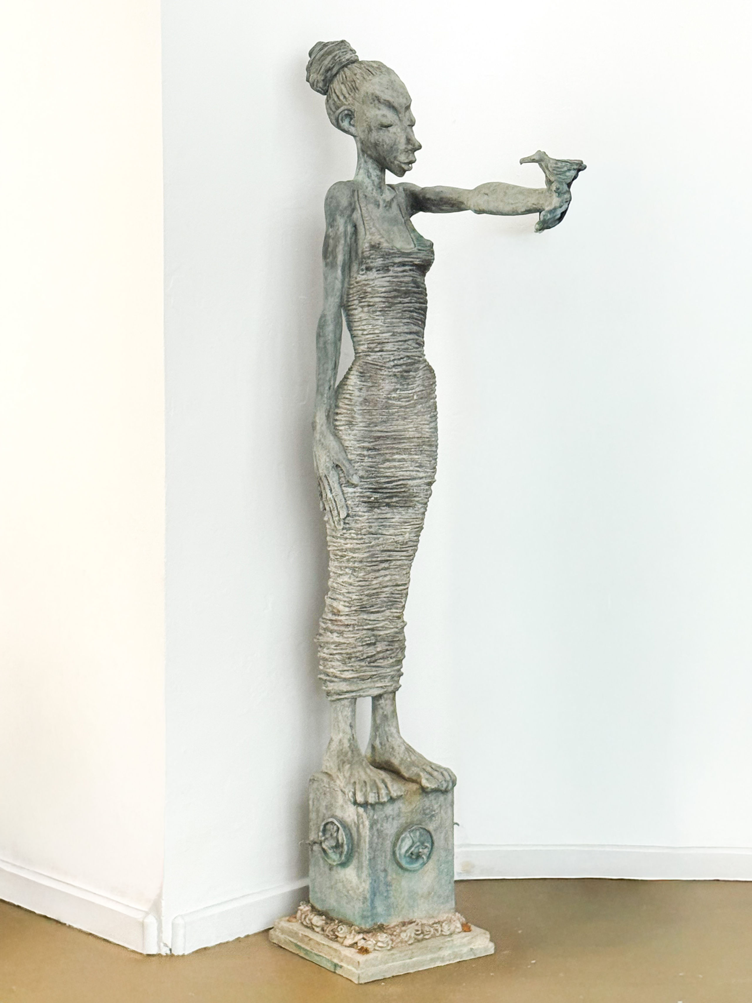 Niche d&rsquo;autel en bois doré porté par quatre colonnes surmonté d&rsquo;une croix - Lazuli