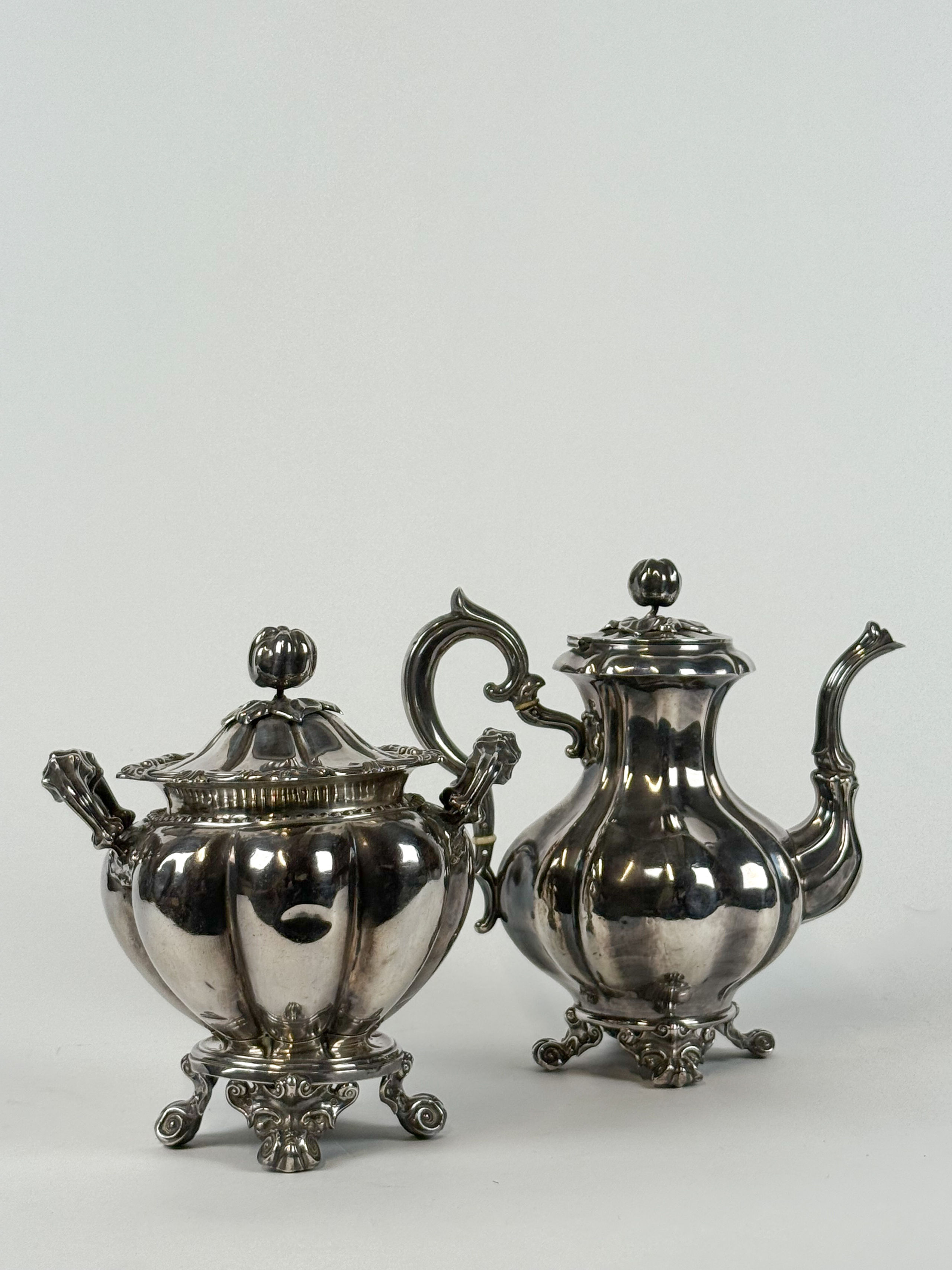 Suite de trois coupes en argent à décor au repoussé de frises de feuilles d&rsquo;acanthes et enroulements. - Lazuli