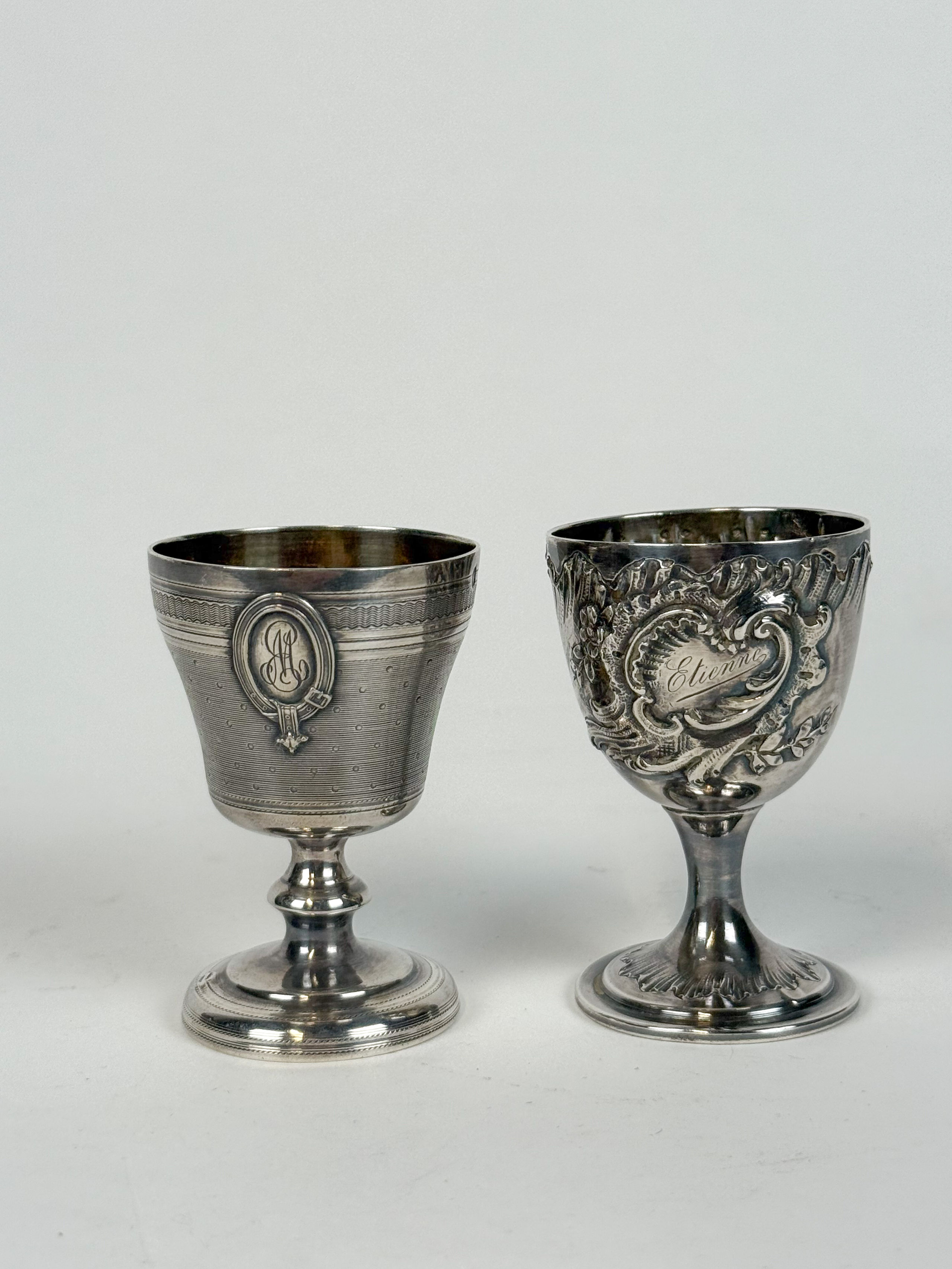 Paire de candélabres en bronze à patine noire et dorée à deux feux de lumière représentant des angelots retenant une flèche porte-torchères. - Lazuli