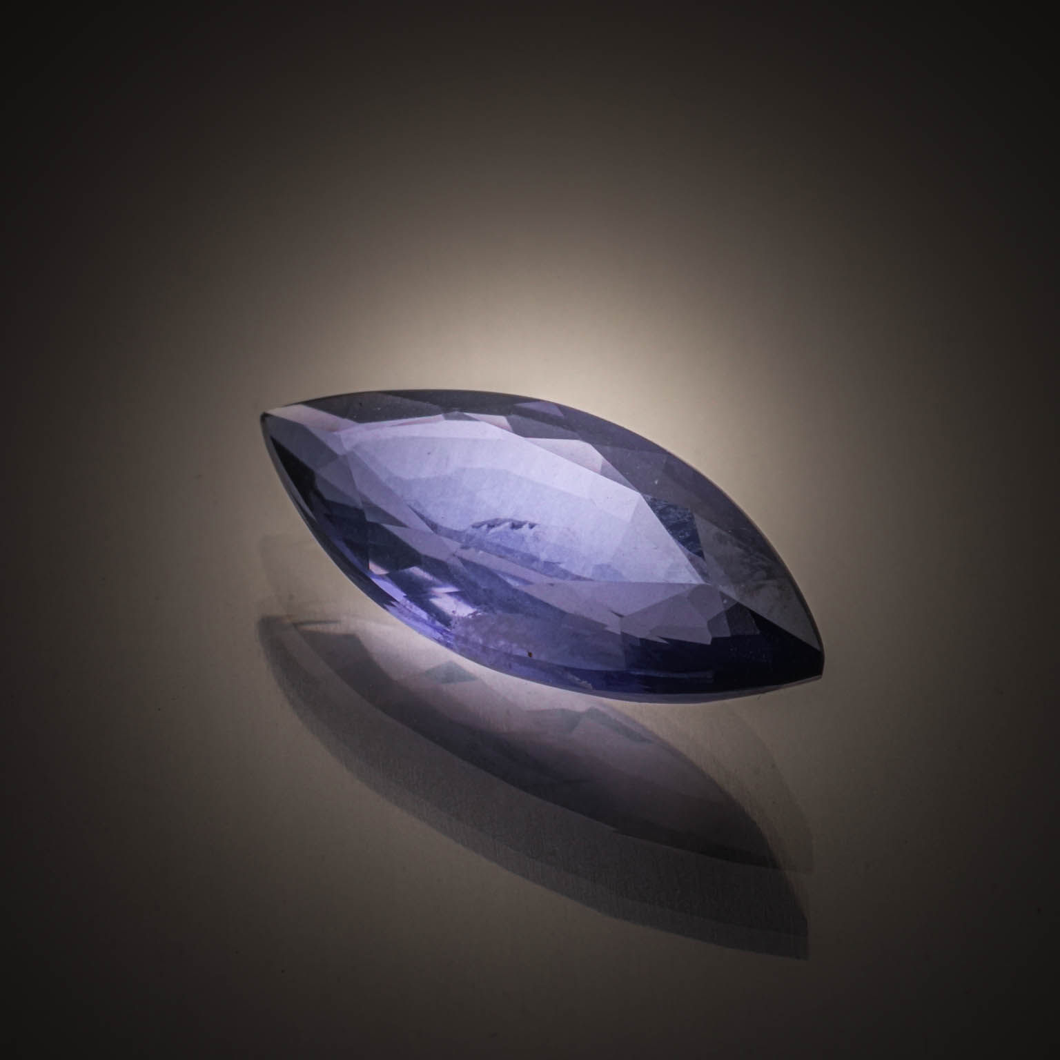 Saphir jaune ovale sur papier. - Lazuli