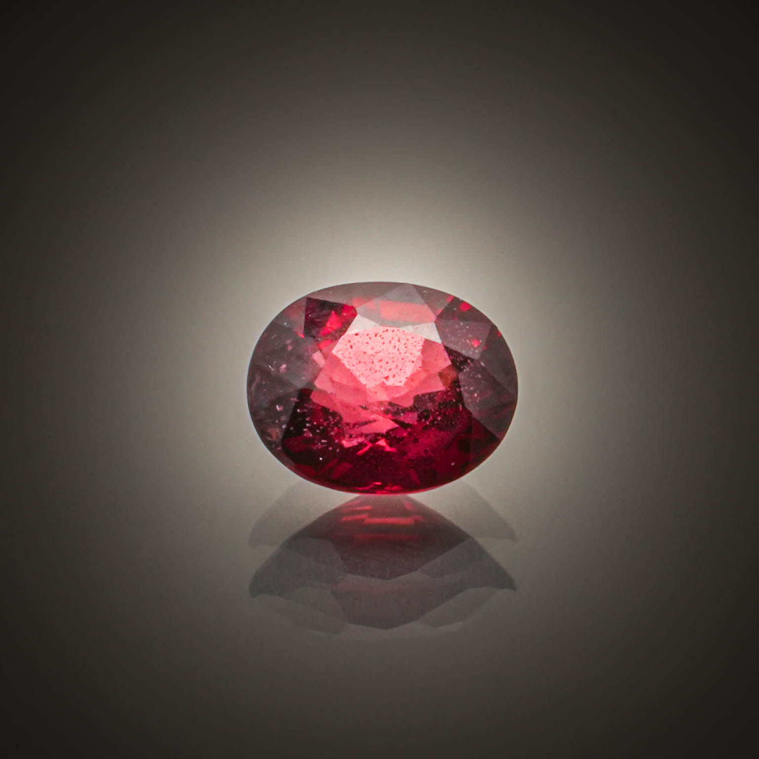 Zircon rose/orangé ovale sur papier. - Lazuli