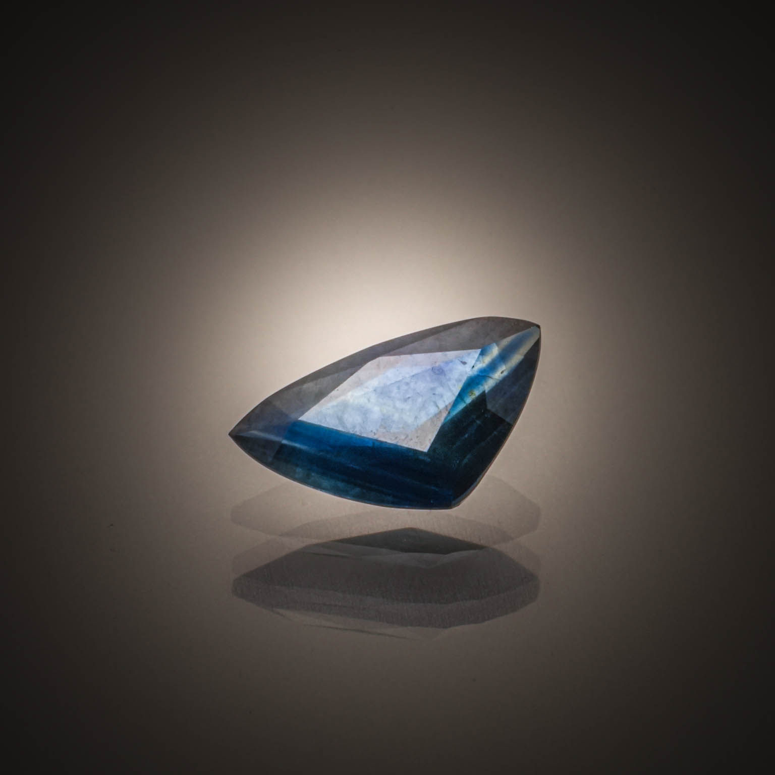 Lot de six saphirs marquises sur papier. - Lazuli