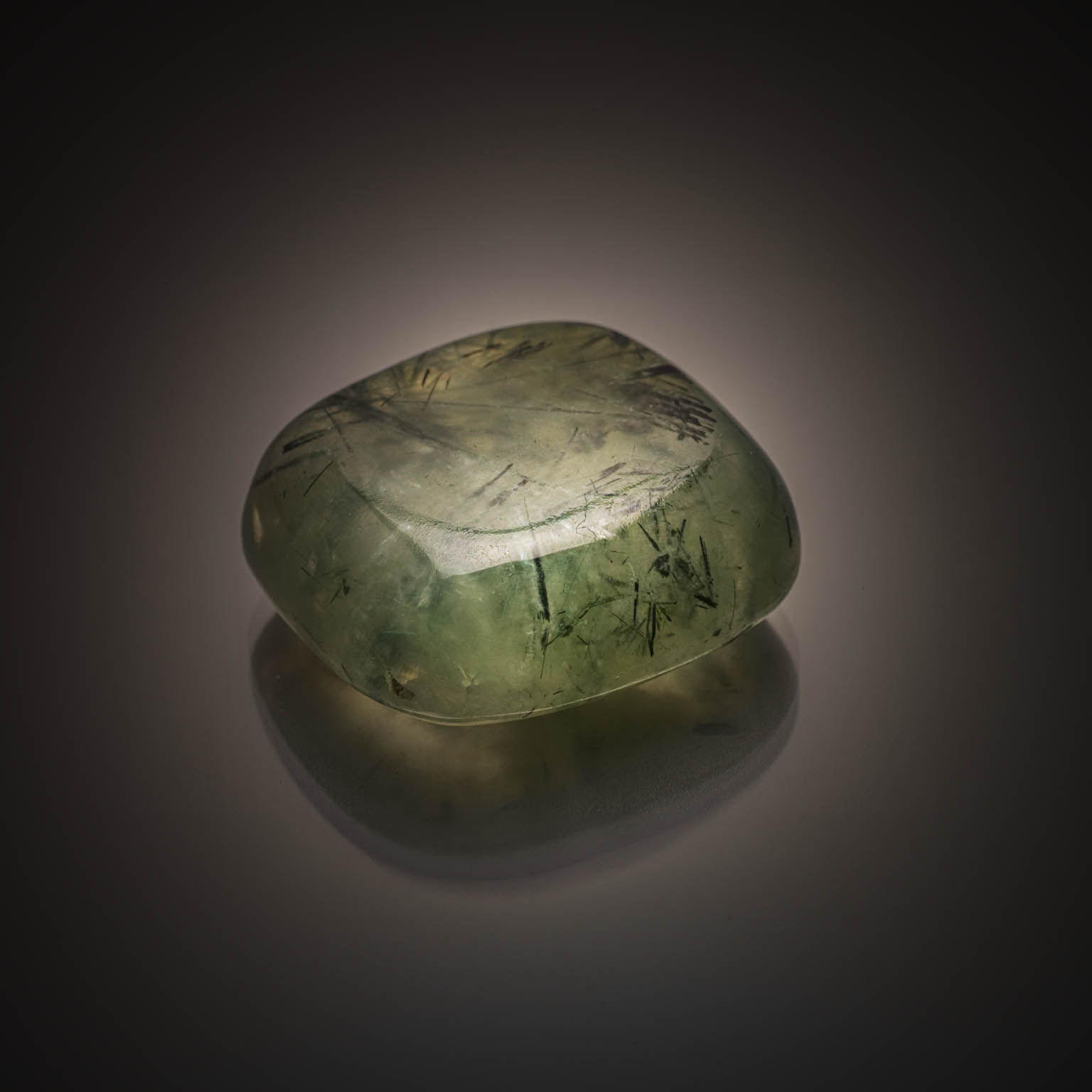 Tanzanite ovale cabochon sur papier. - Lazuli