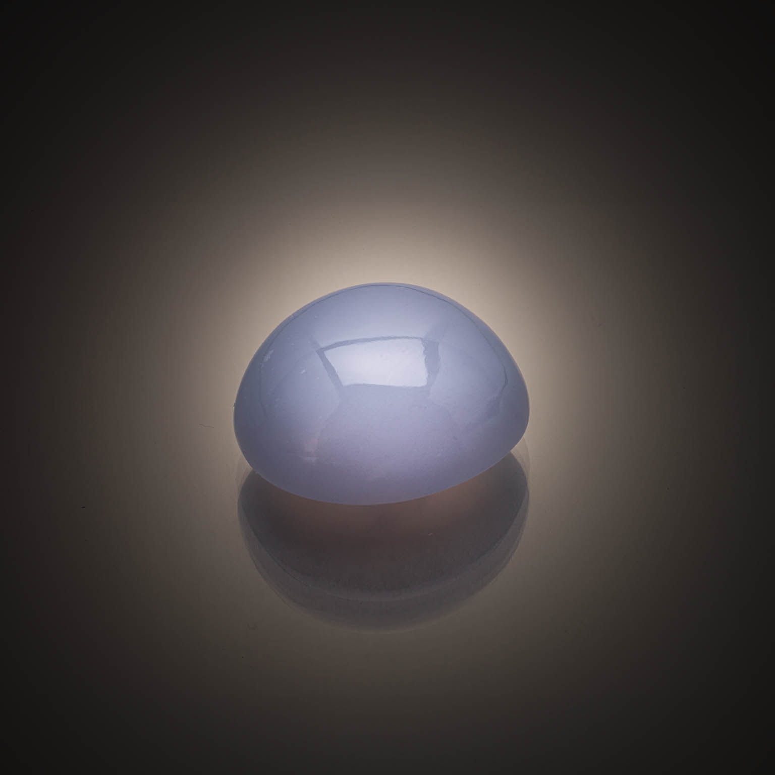 Saphir noir étoilé ovale cabochon sur papier. - Lazuli