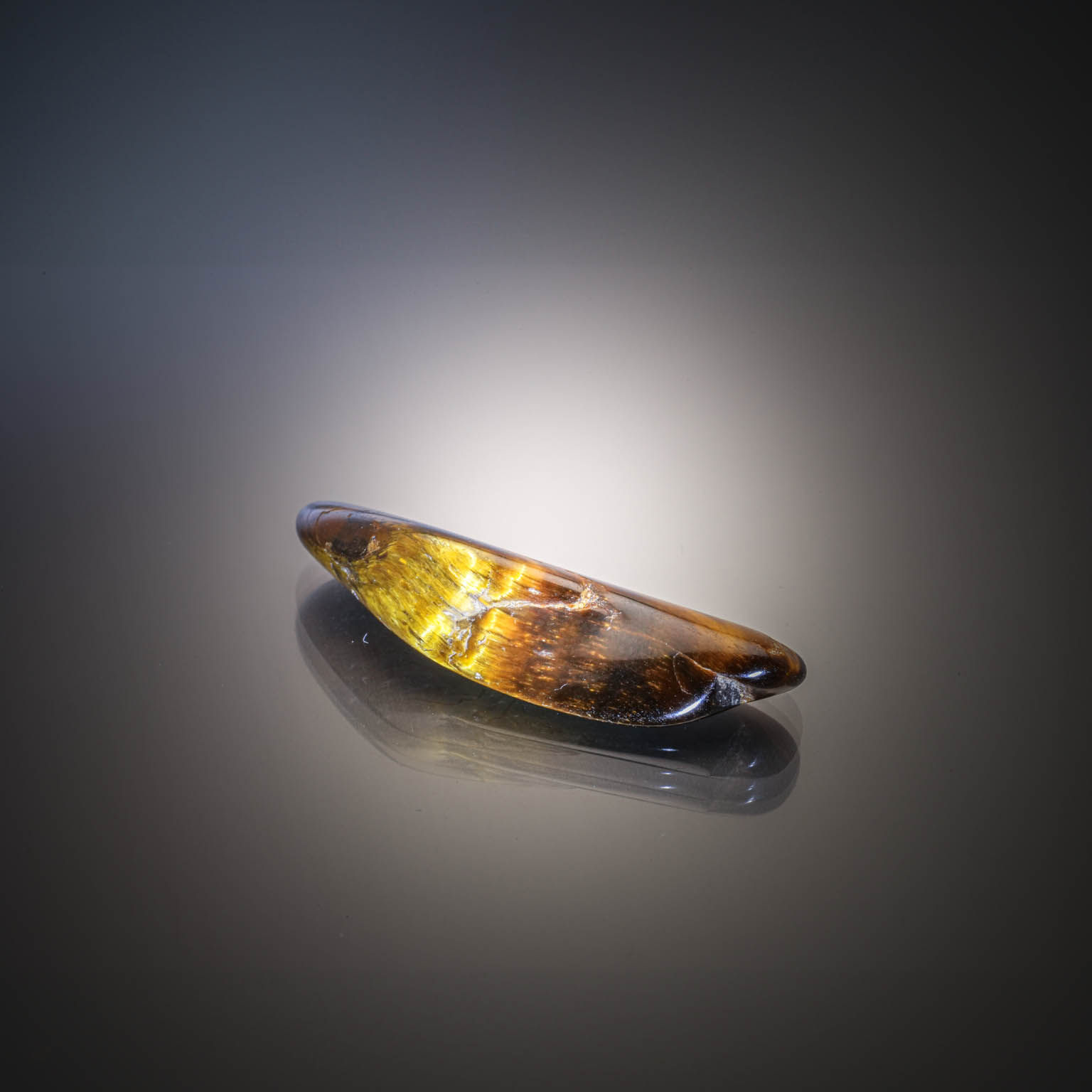 Quartz œil de tigre sur papier. - Lazuli