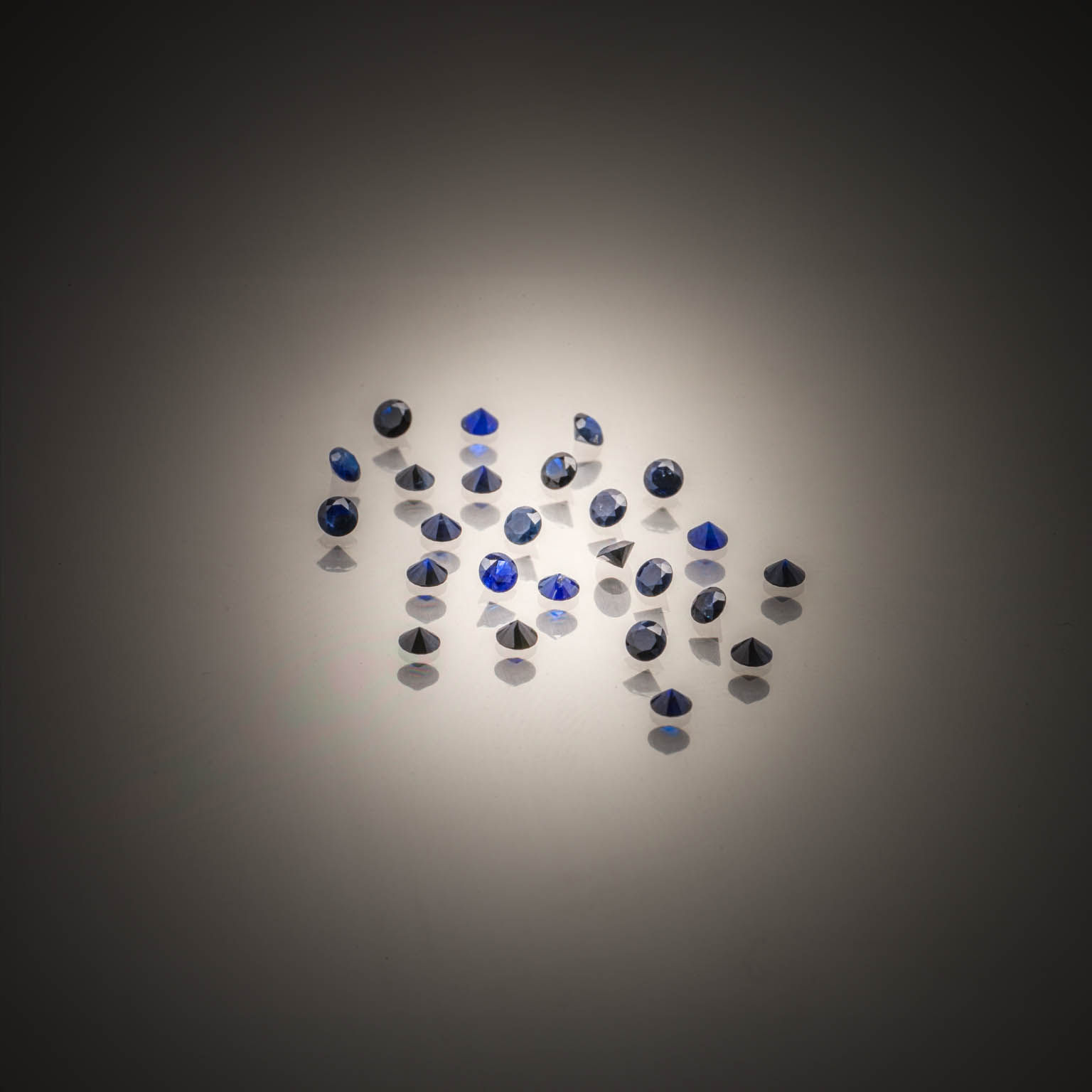 Lot de quatre saphirs poires sur papier. - Lazuli