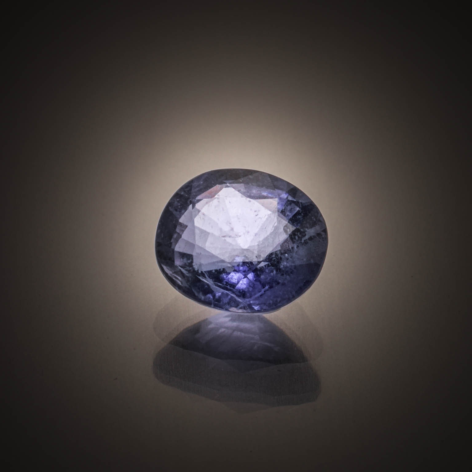 Iolite coussin sur papier. - Lazuli