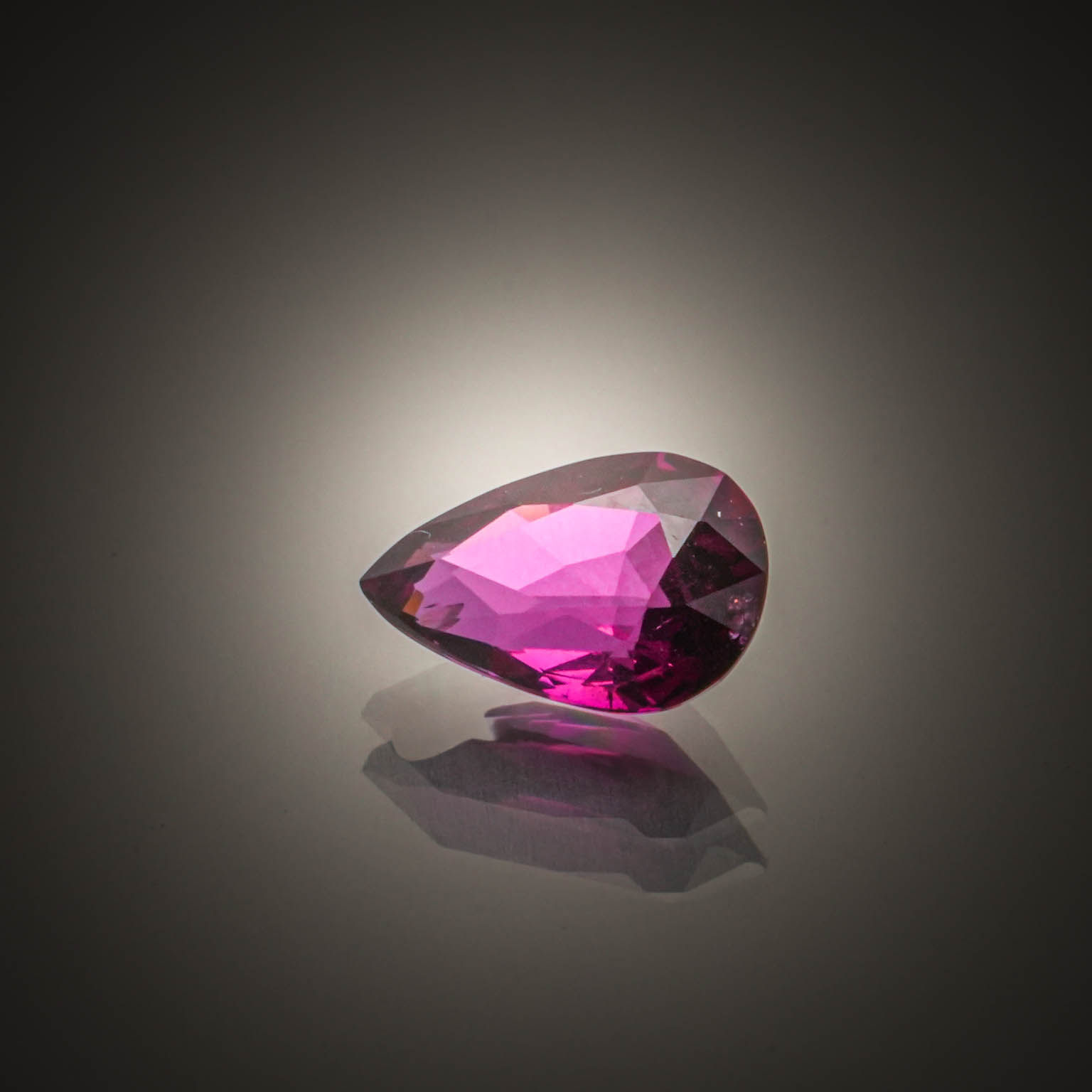 Scapolite poire sur papier. - Lazuli