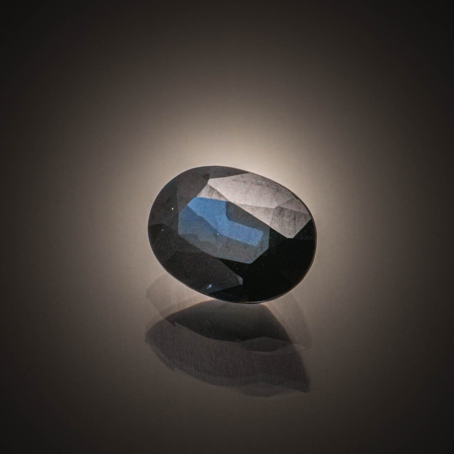 Apatite jaune ovale sur papier. - Lazuli