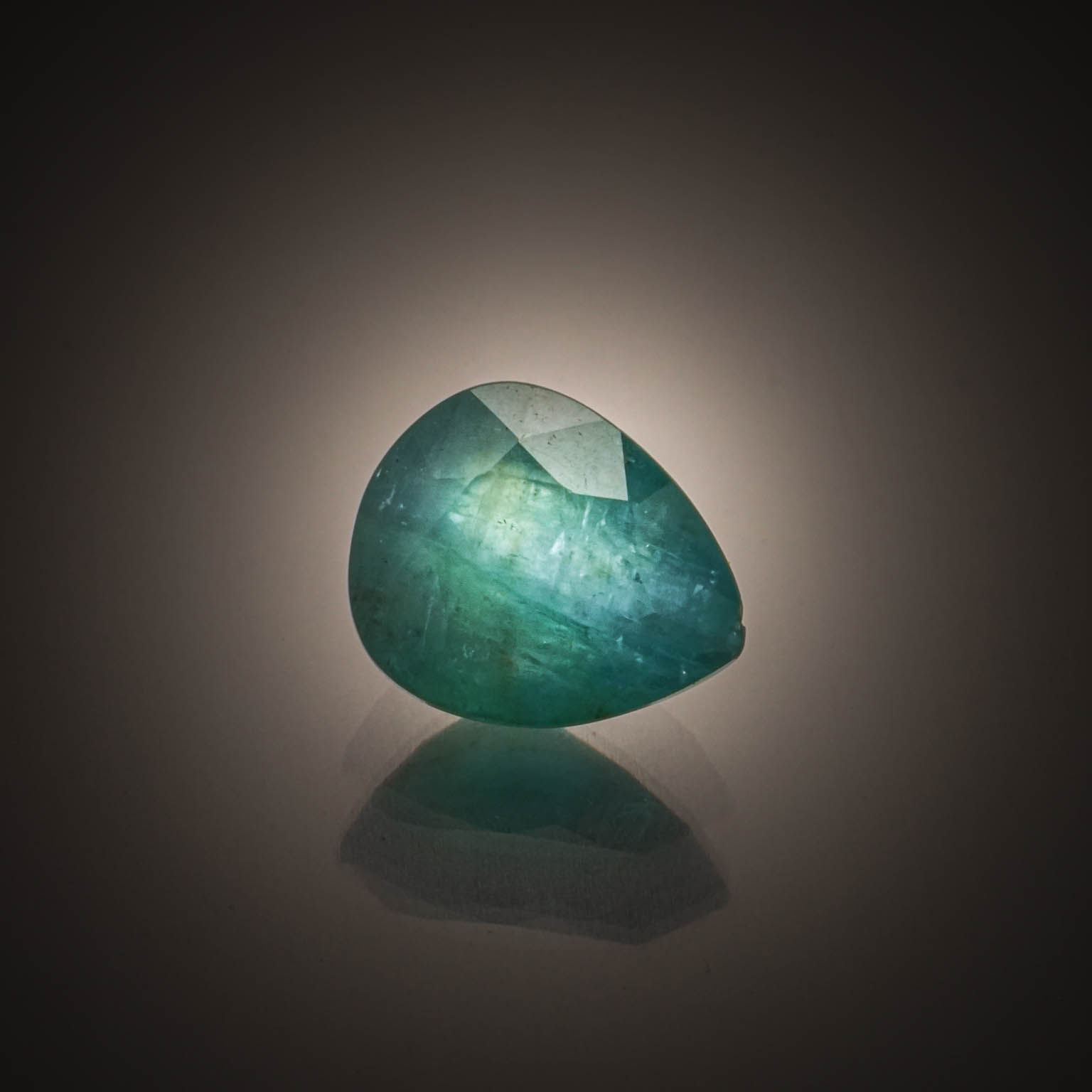 Rubis ovale sur papier. - Lazuli