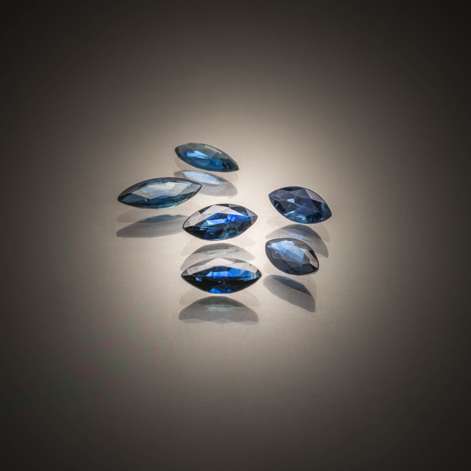 Lot de diamants noirs ronds sur papier. - Lazuli