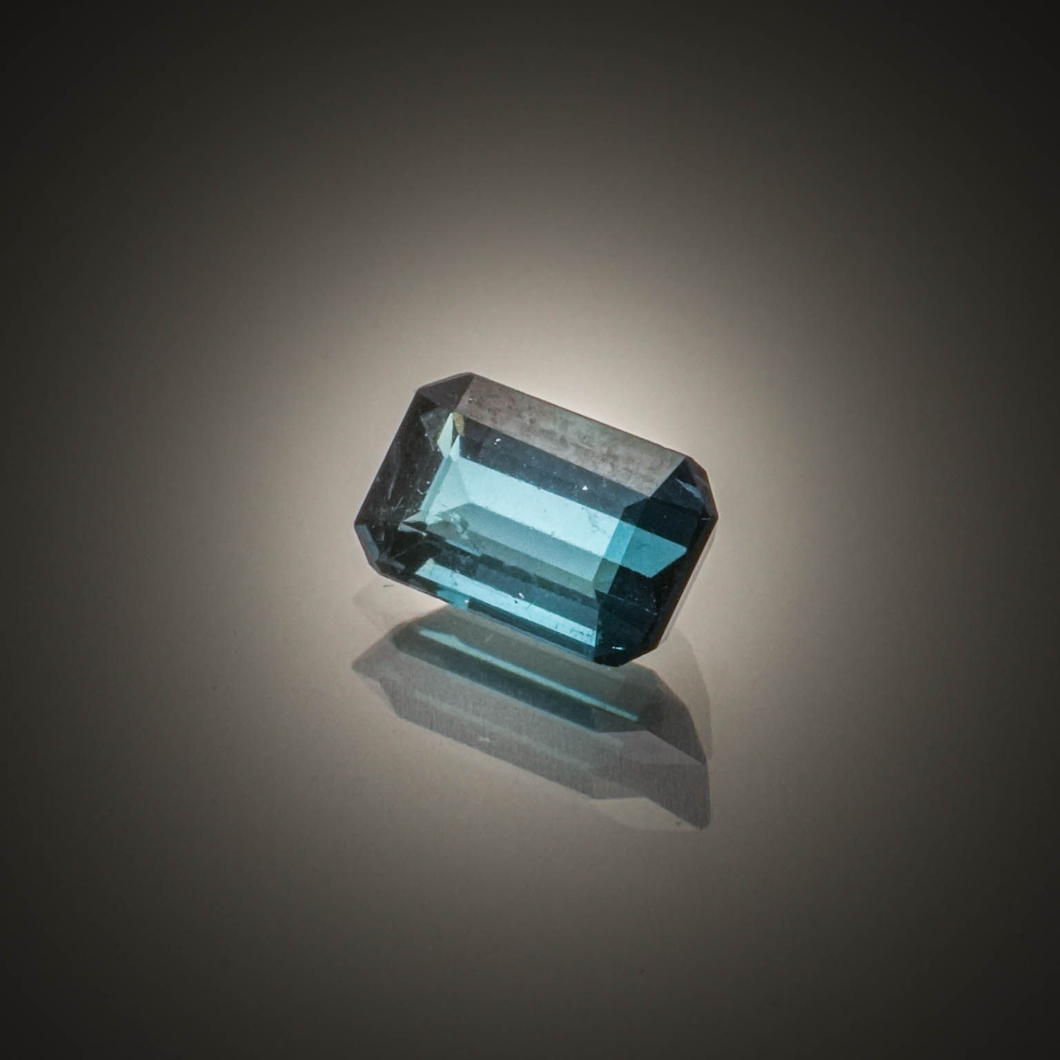 Indicolite rectangulaire à pans coupés sur papier. - Lazuli