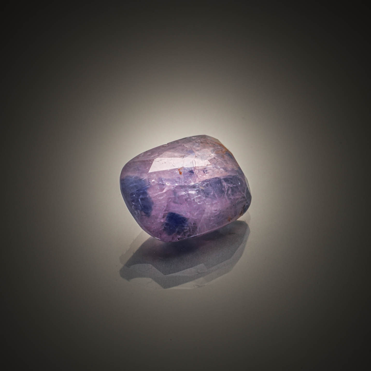 Saphir bicolore bleu/violet coussin sur papier. - Lazuli