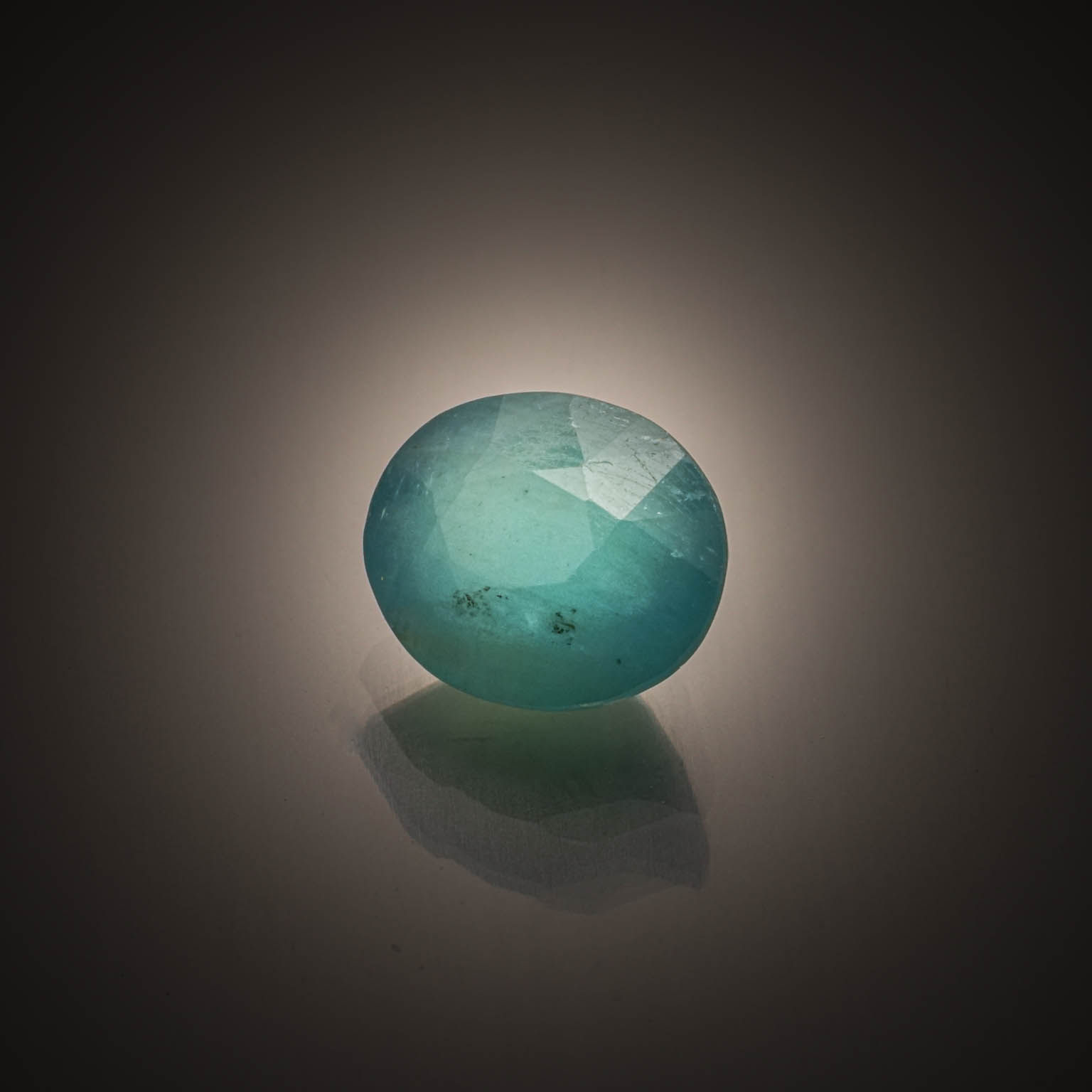 Calcédoine verte ovale cabochon sur papier. - Lazuli