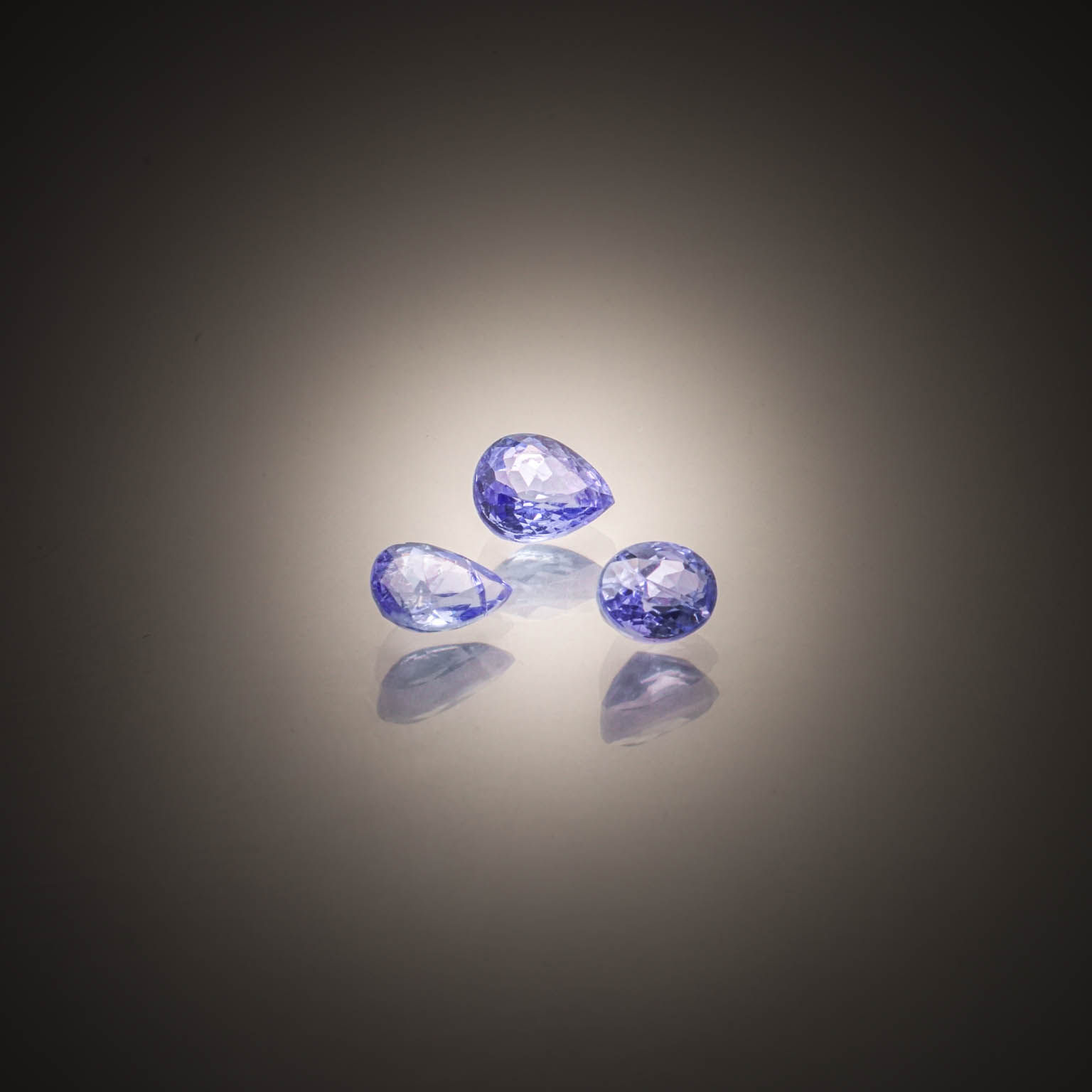 Apatite jaune ovale sur papier. - Lazuli