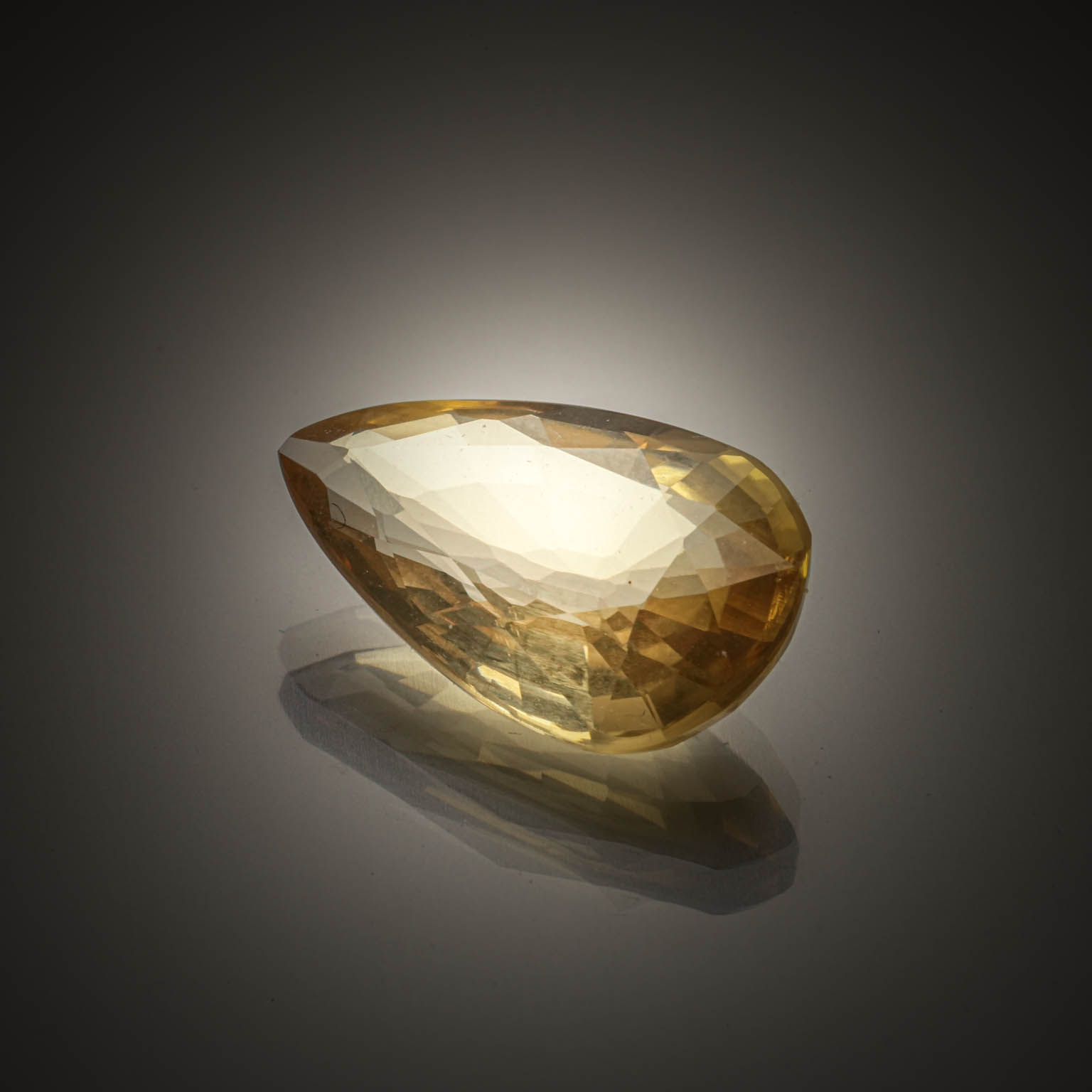Scapolite poire sur papier. - Lazuli