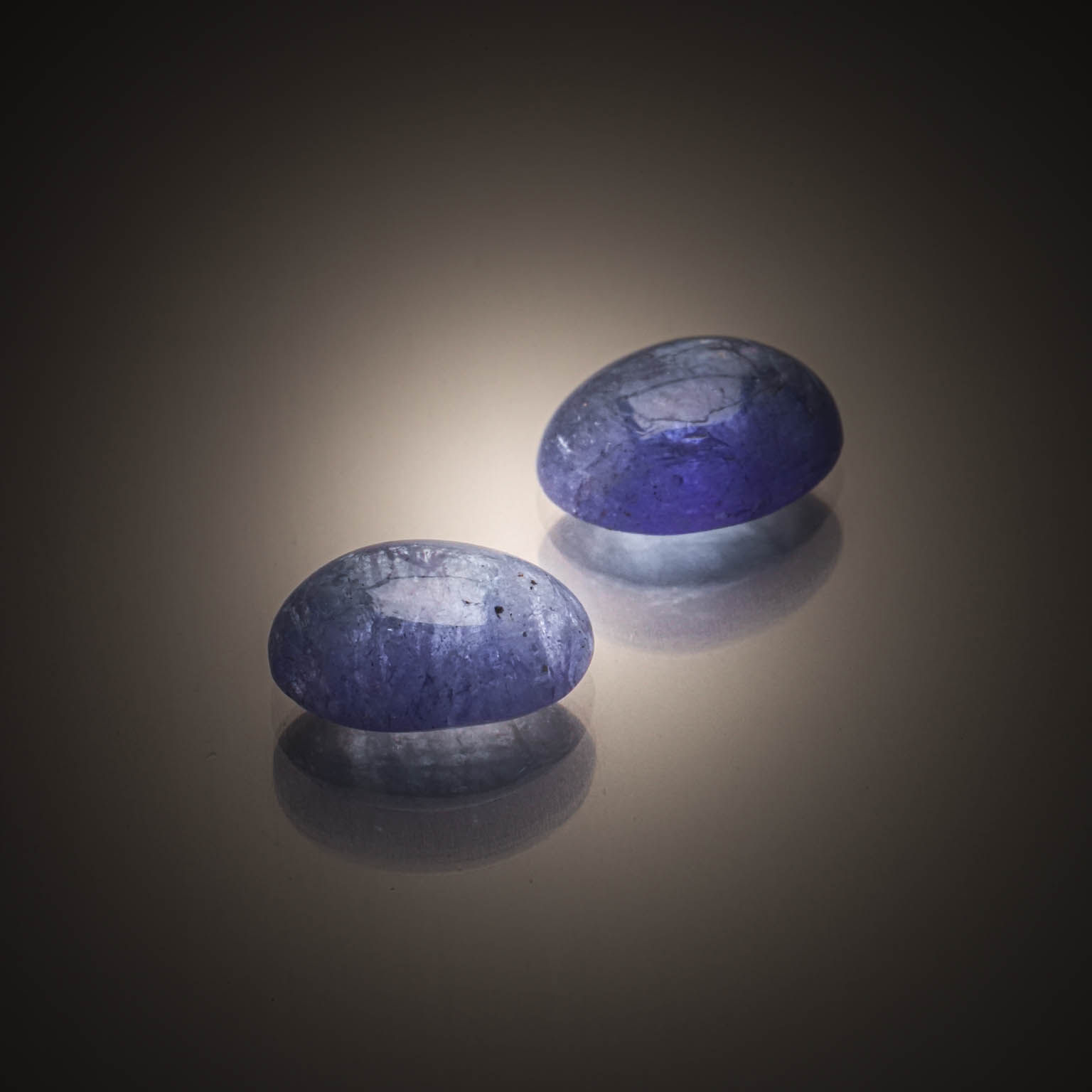 Opale ovale cabochon sur papier. - Lazuli