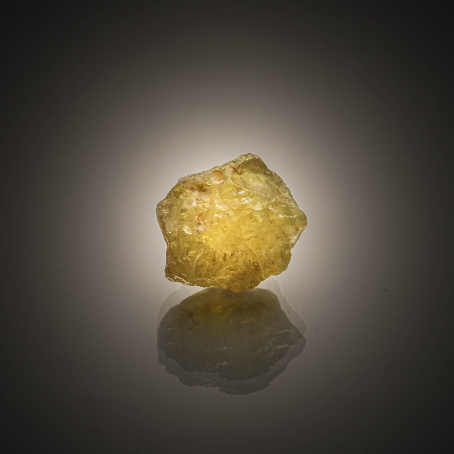 Grenat vert brut sur papier. - Lazuli