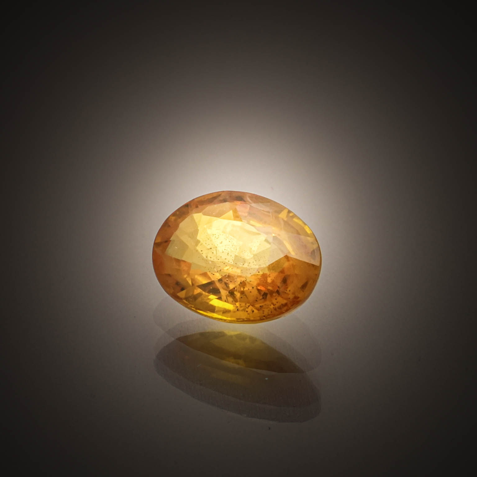 Saphir jaune ovale sur papier. - Lazuli