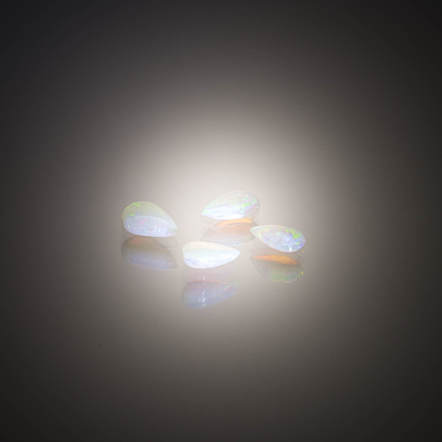 Lot  de cinq opales poires cabochons sur papier. - Lazuli