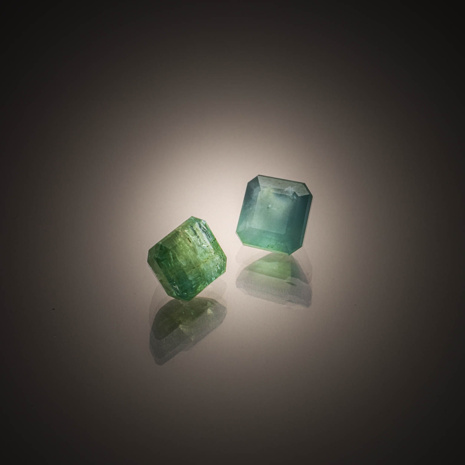 Lot de deux émeraudes rectangulaires à pans coupés sur papier. - Lazuli