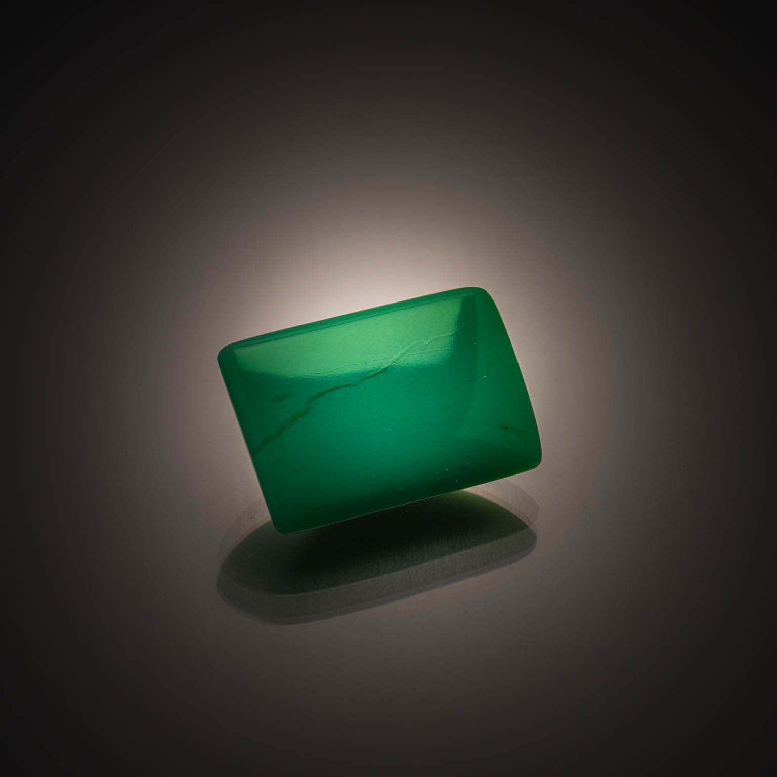 Chrysoprase rectangulaire cabochon sur papier. - Lazuli