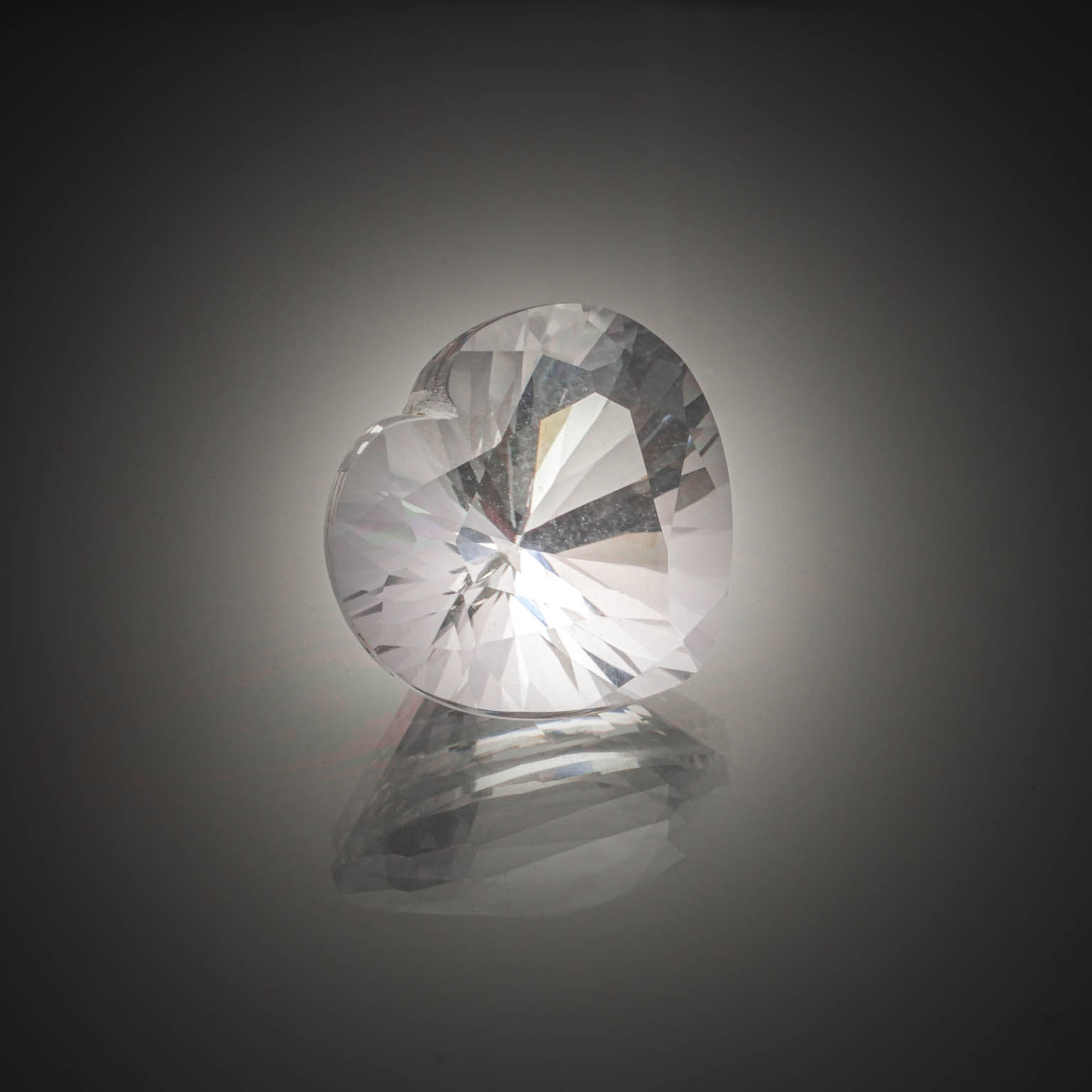 Cristal de roche cœur sur papier. - Lazuli